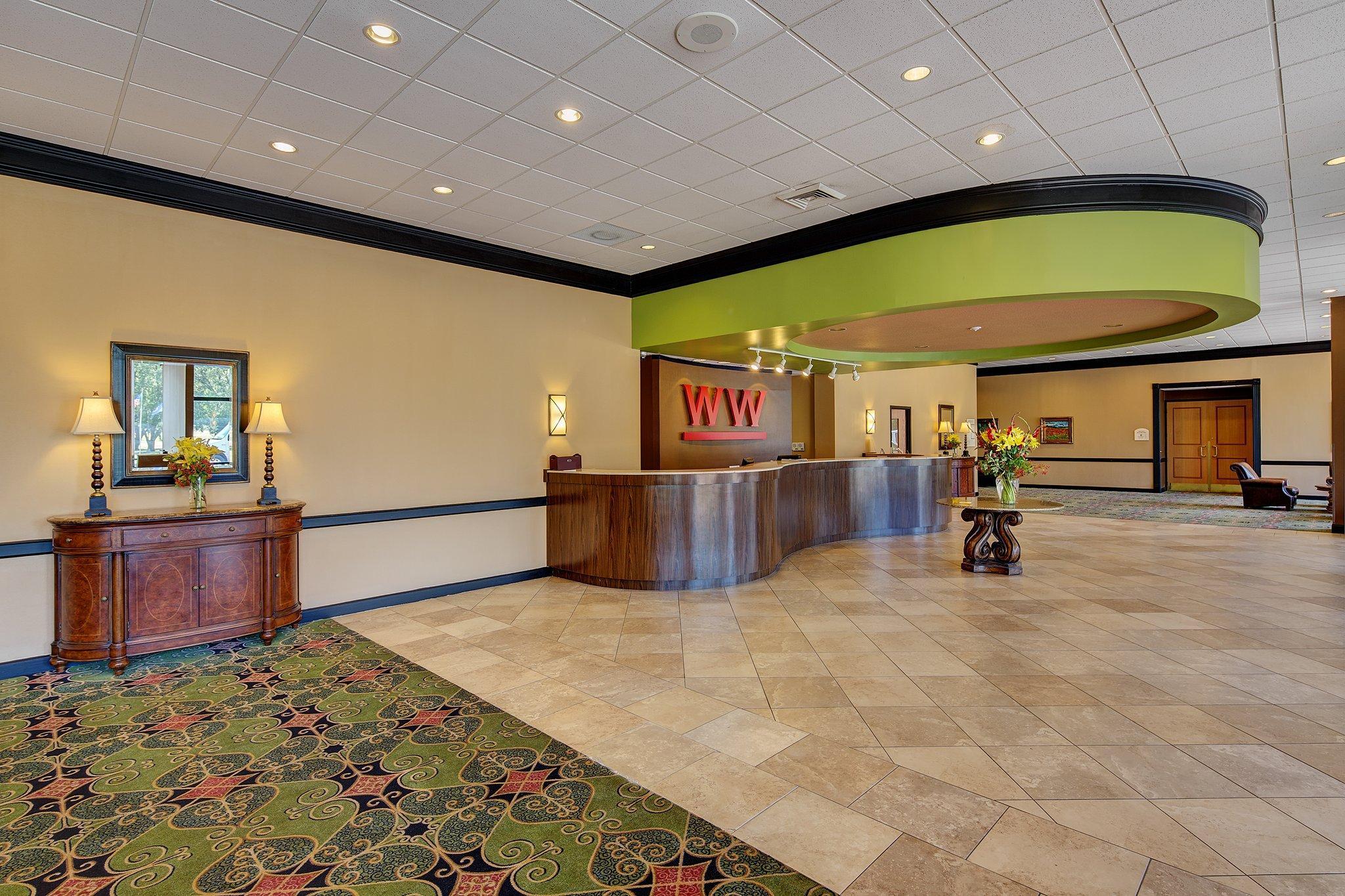 WHISPERING WOODS HOTEL AND CONFERENCE CENTER