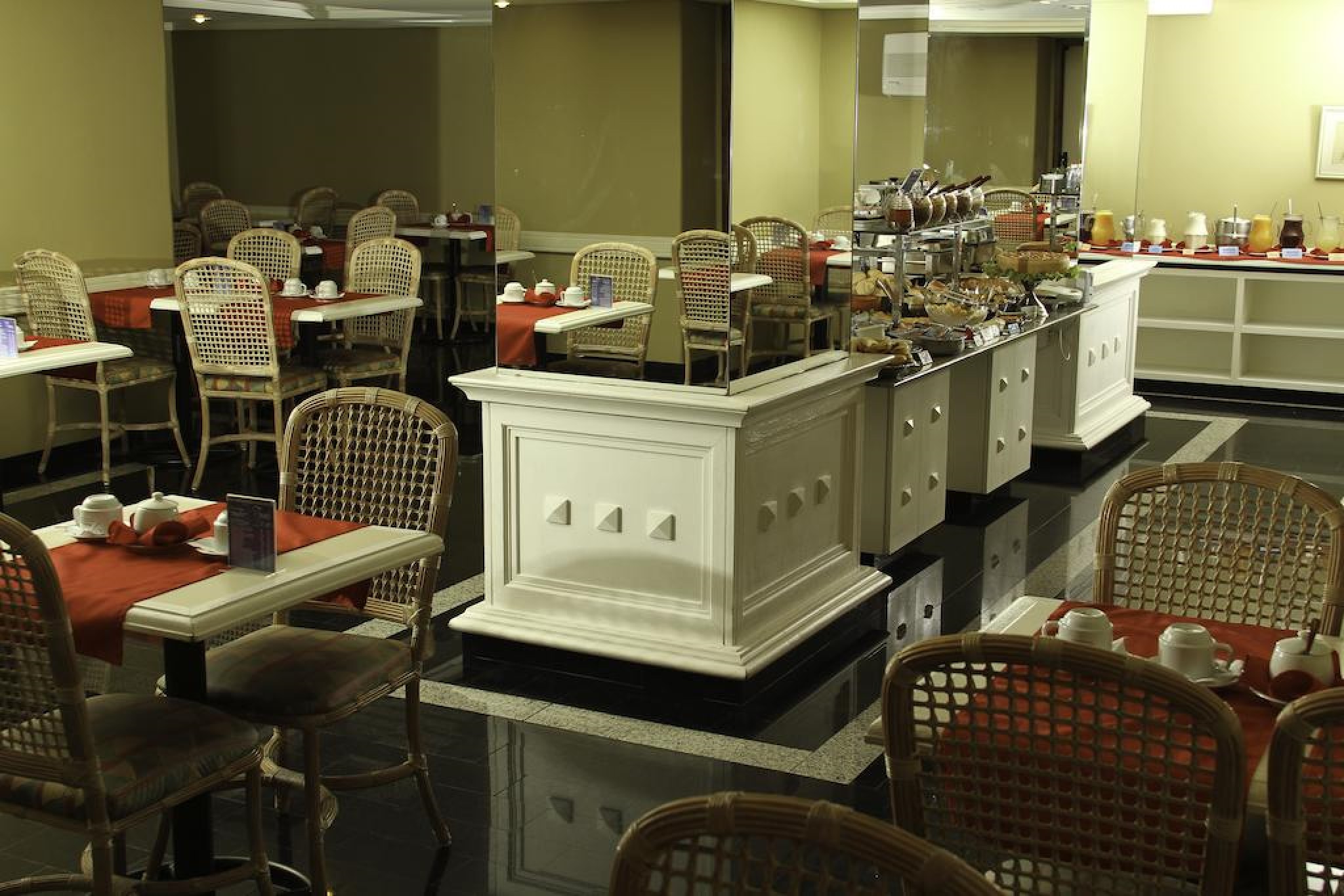 Trevi Hotel & Business