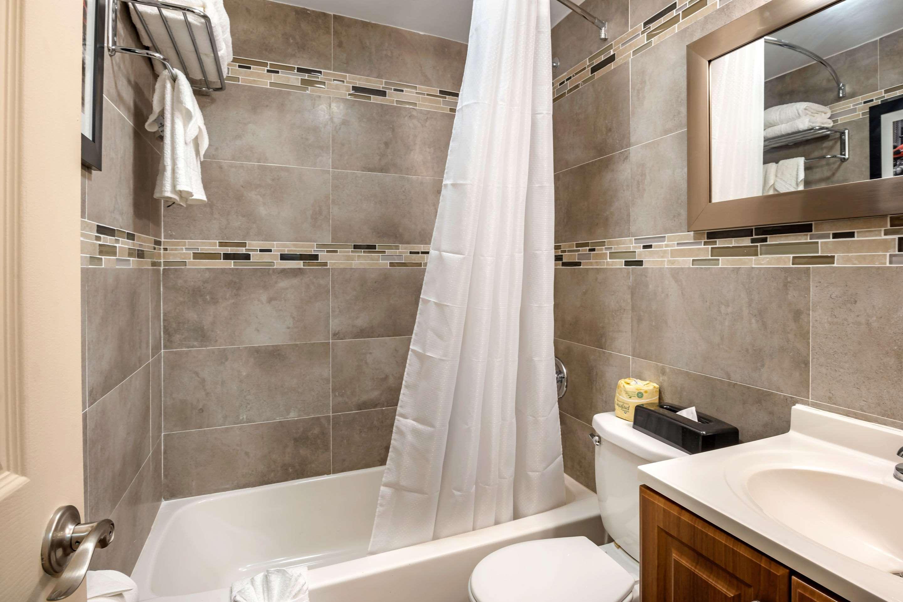 Downtown Hollywood Gardens Inn & Suites