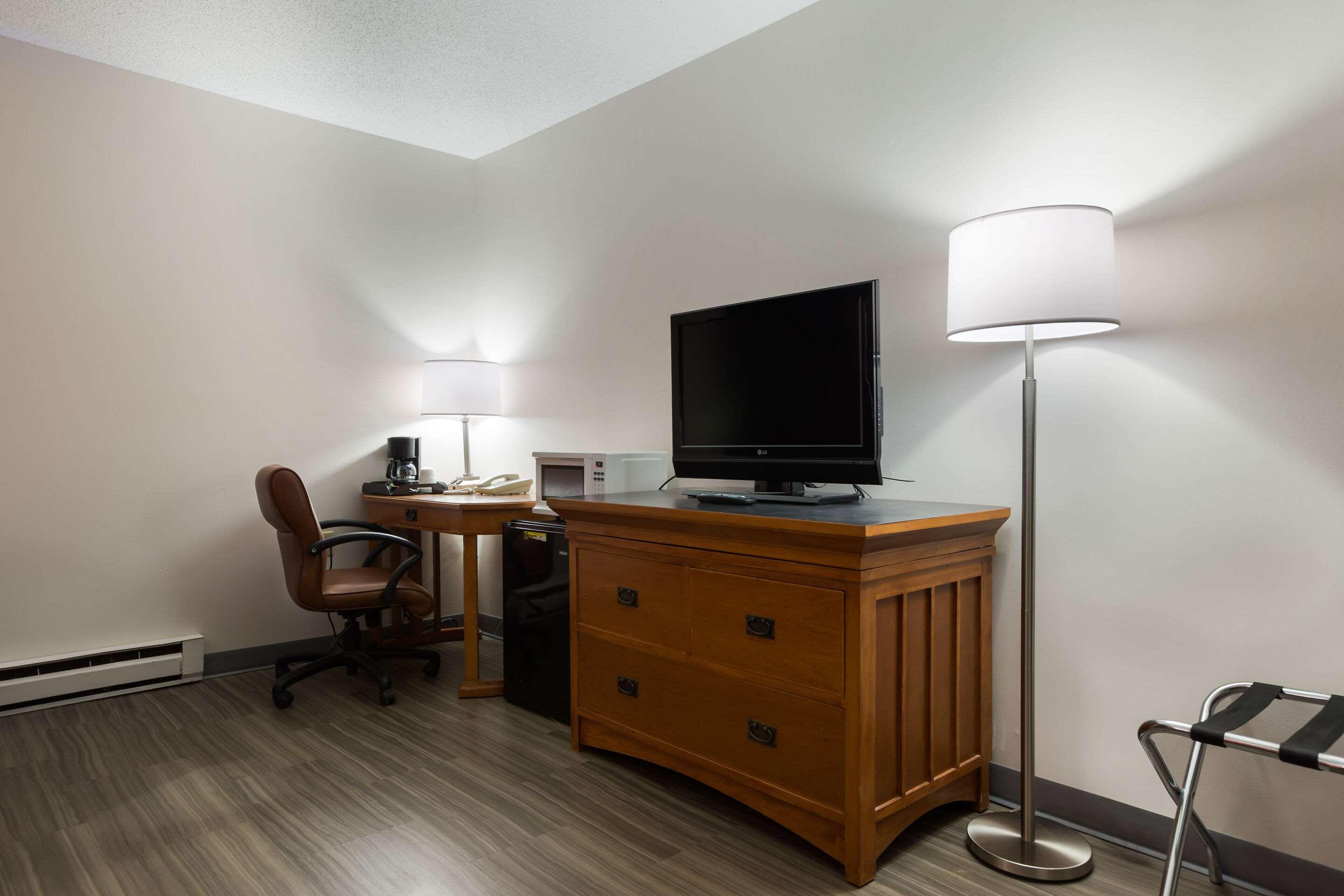 Econo Lodge Inn & Suites Escanaba North