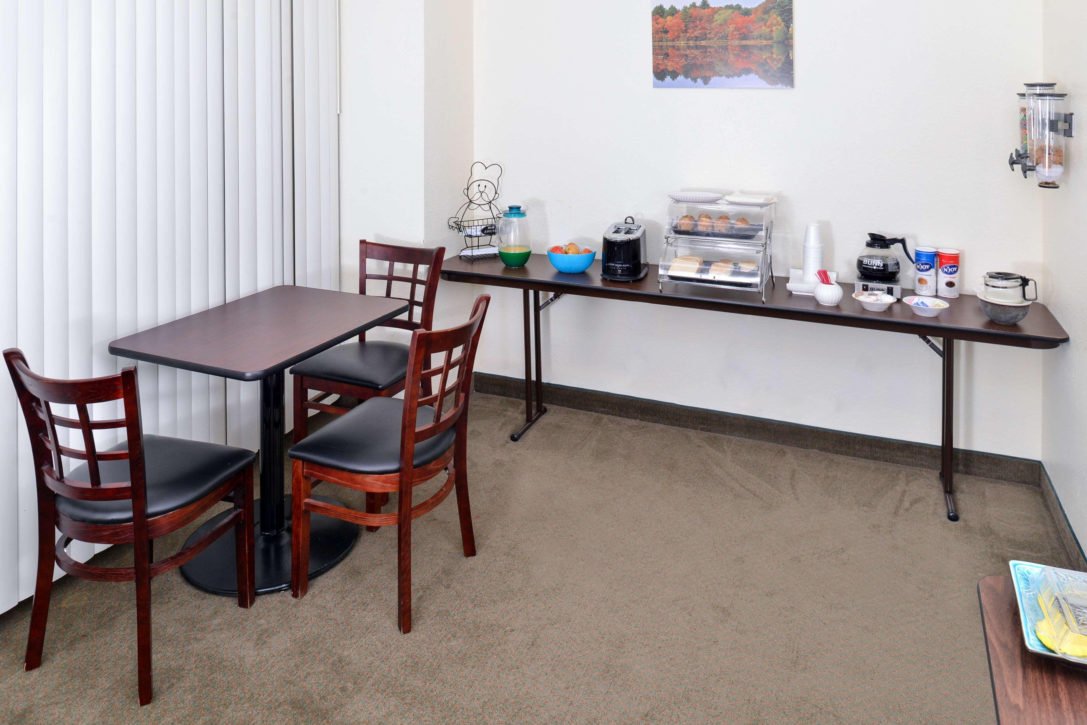 Americas Best Value Inn And Suites Winnie