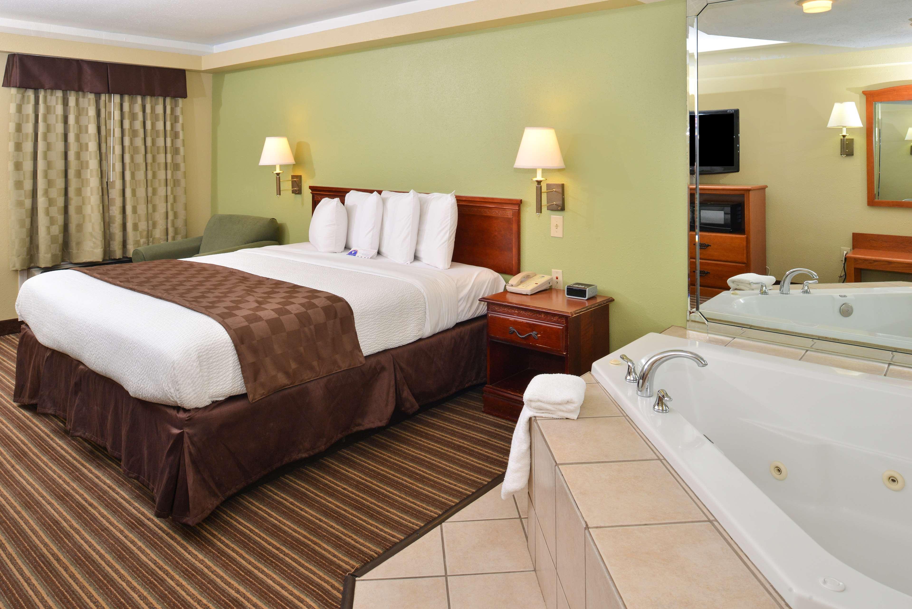 Americas Best Value Inn Suites University Ave