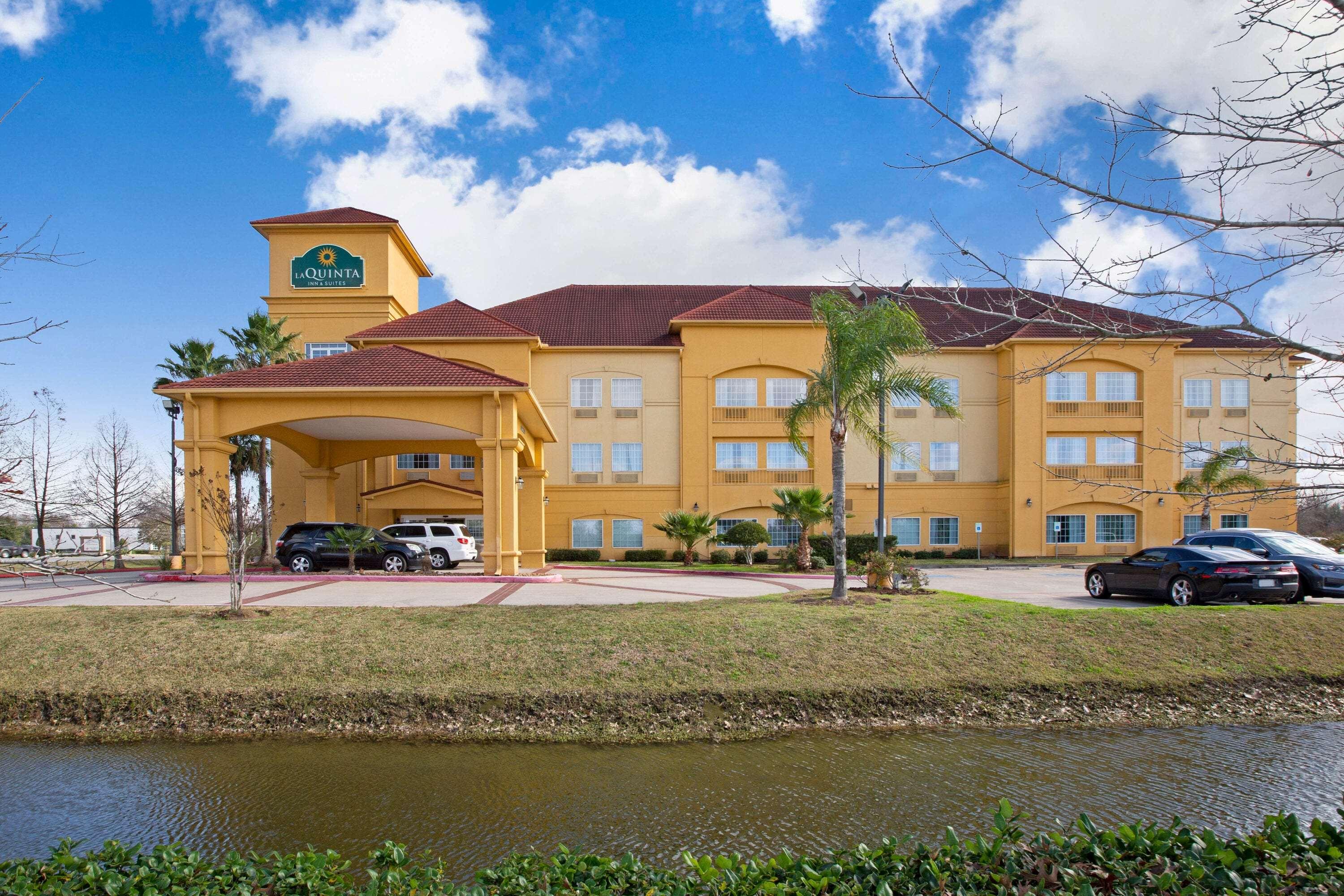 La Quinta Inn & Suites by Wyndham Pearland - Houston South image