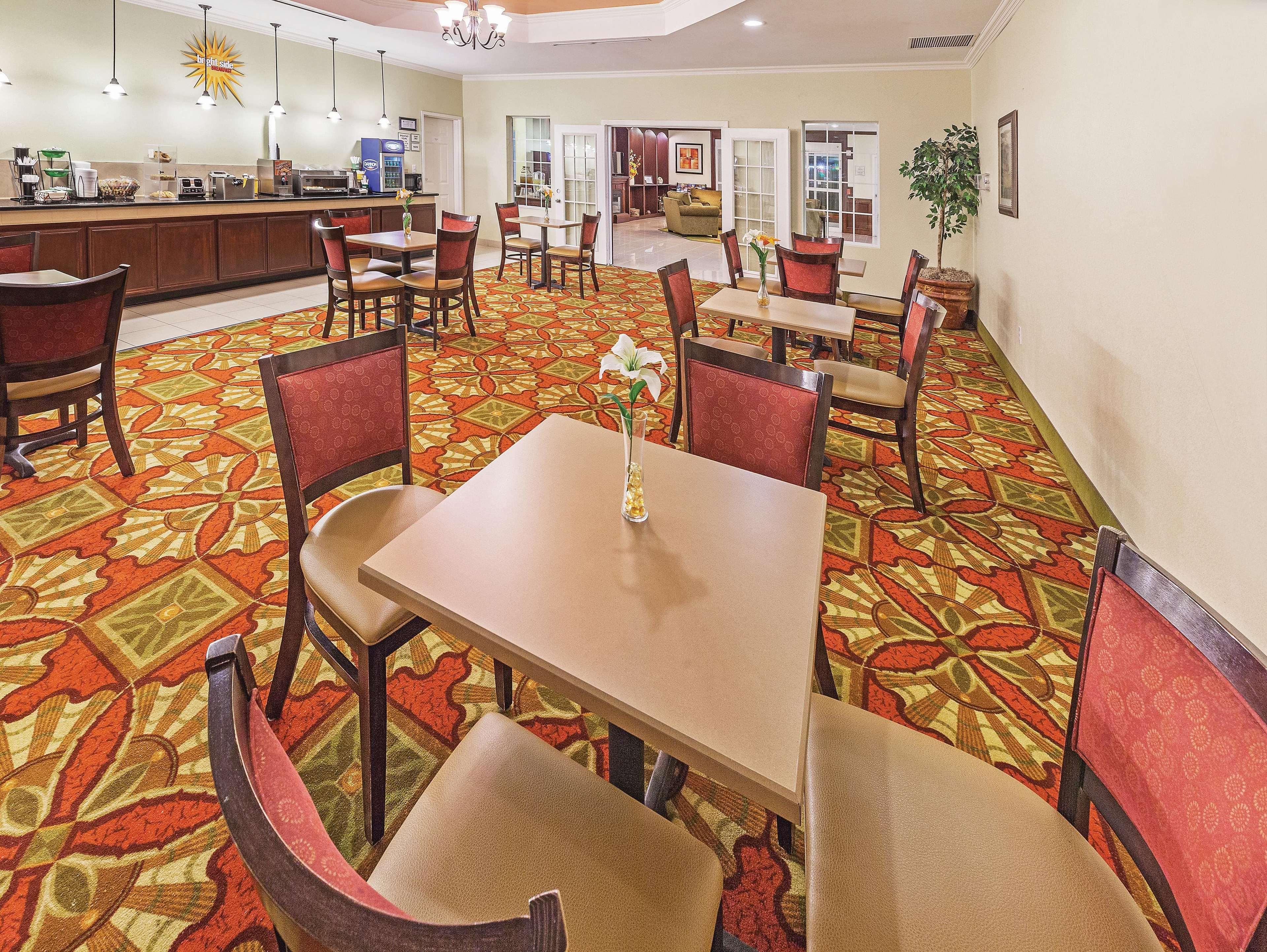 La Quinta Inn Suites By Wyndham Columbus Tx