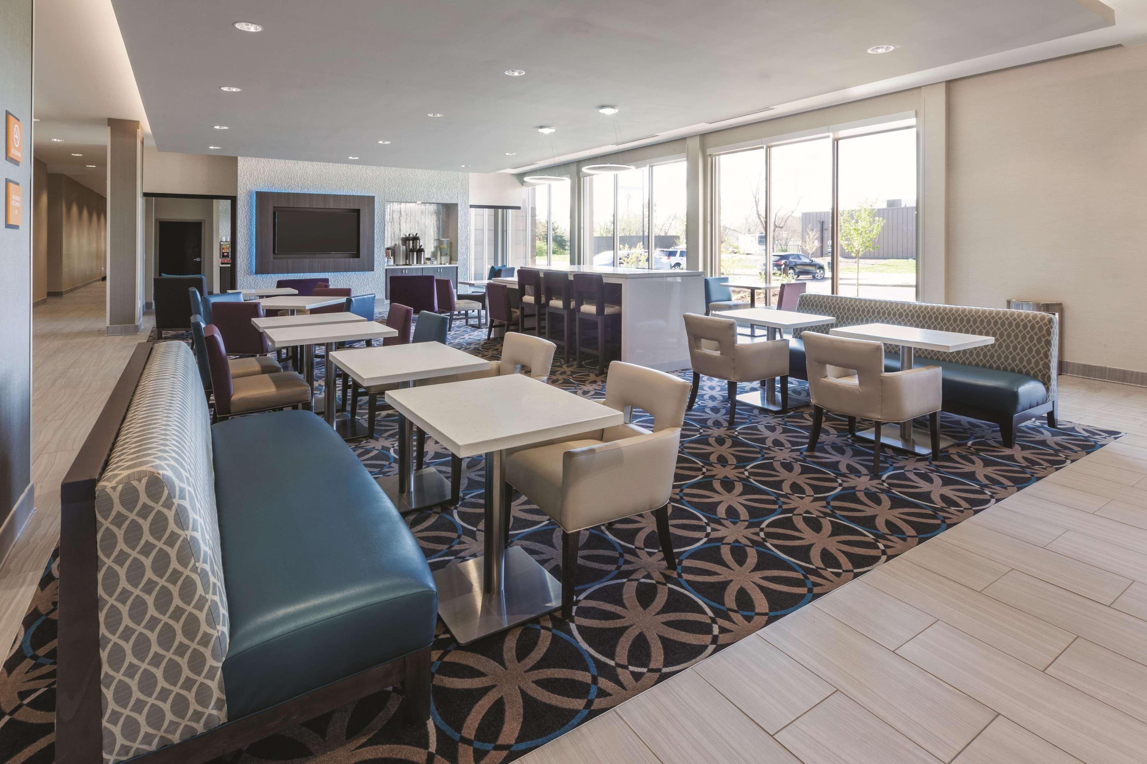La Quinta Inn Suites By Wyndham Terre Haute
