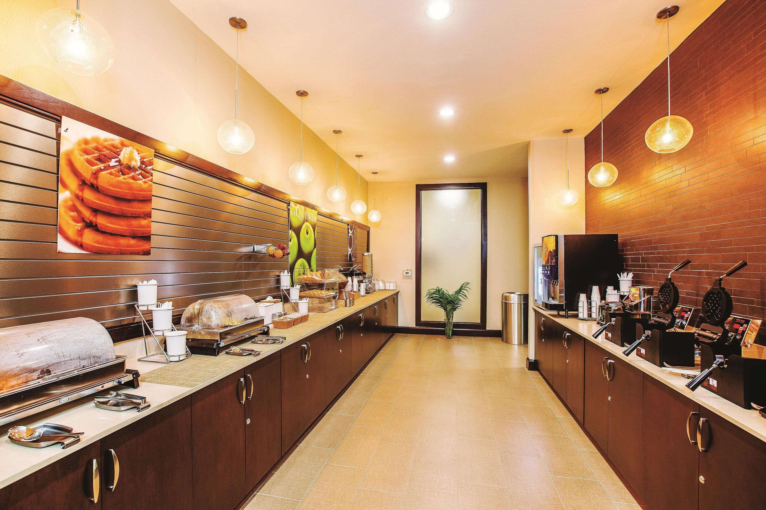 La Quinta Inn Suites By Wyndham Cotulla