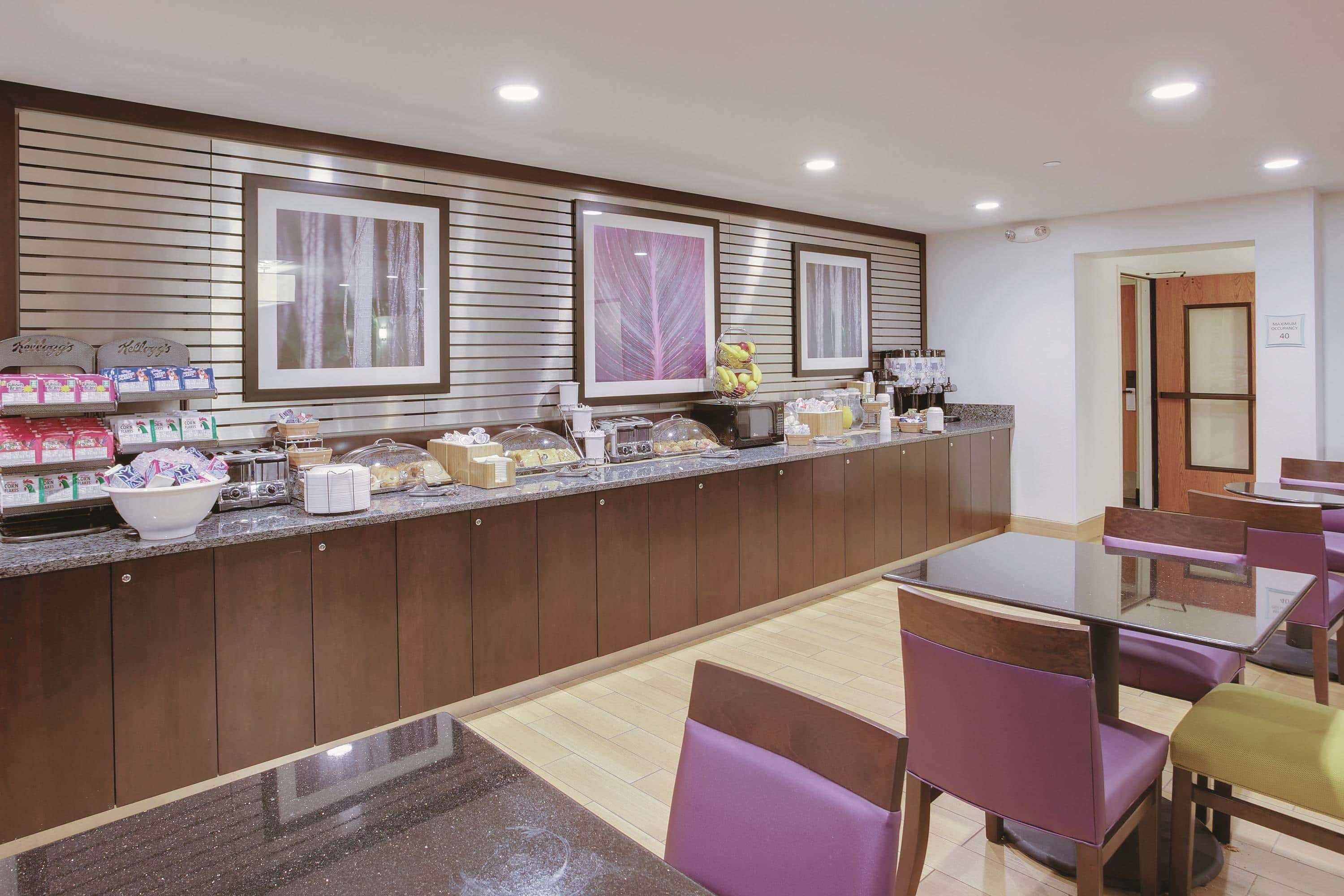 La Quinta Inn Suites Detroit Metro Airport