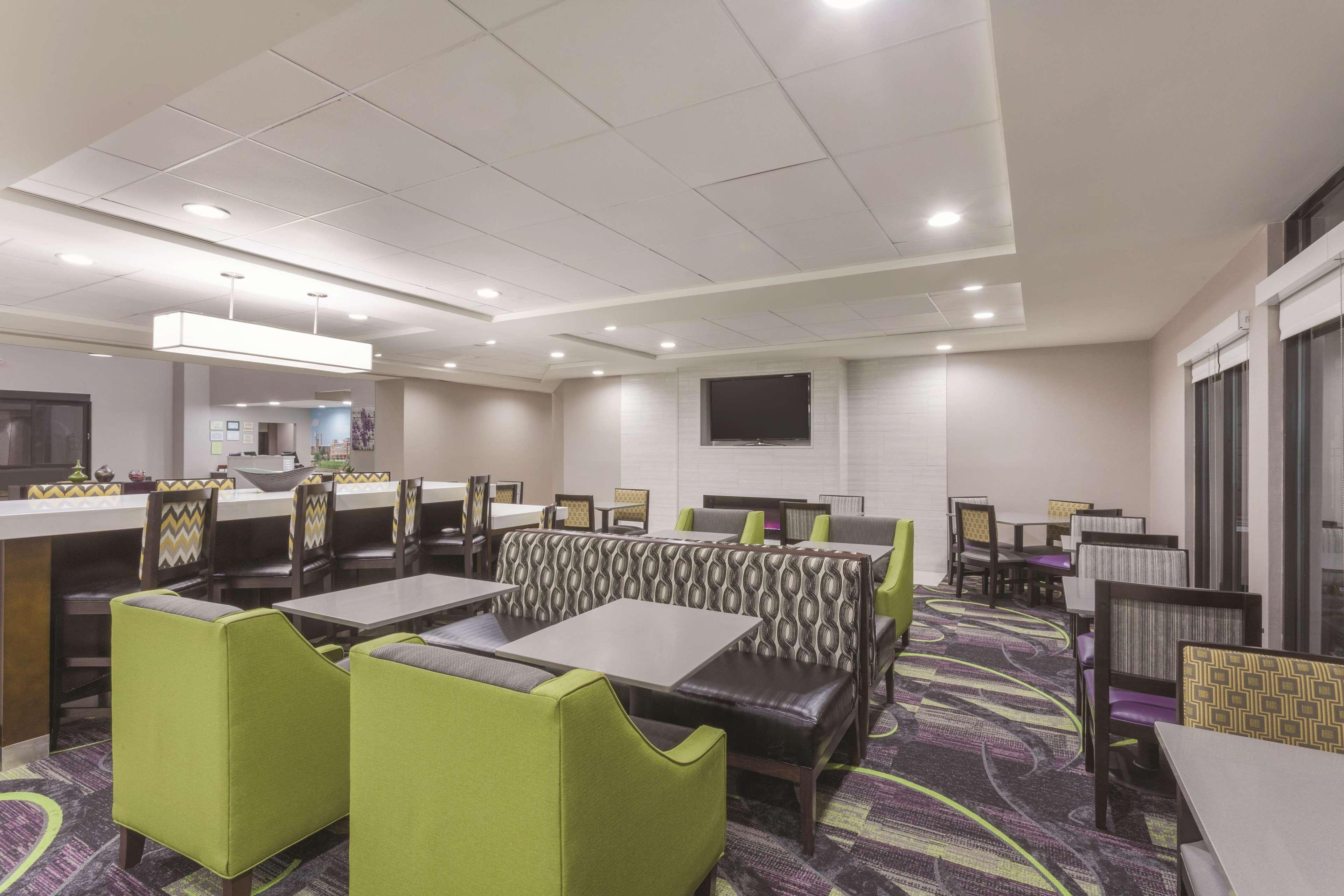 La Quinta Inn Suites By Wyndham Columbus North
