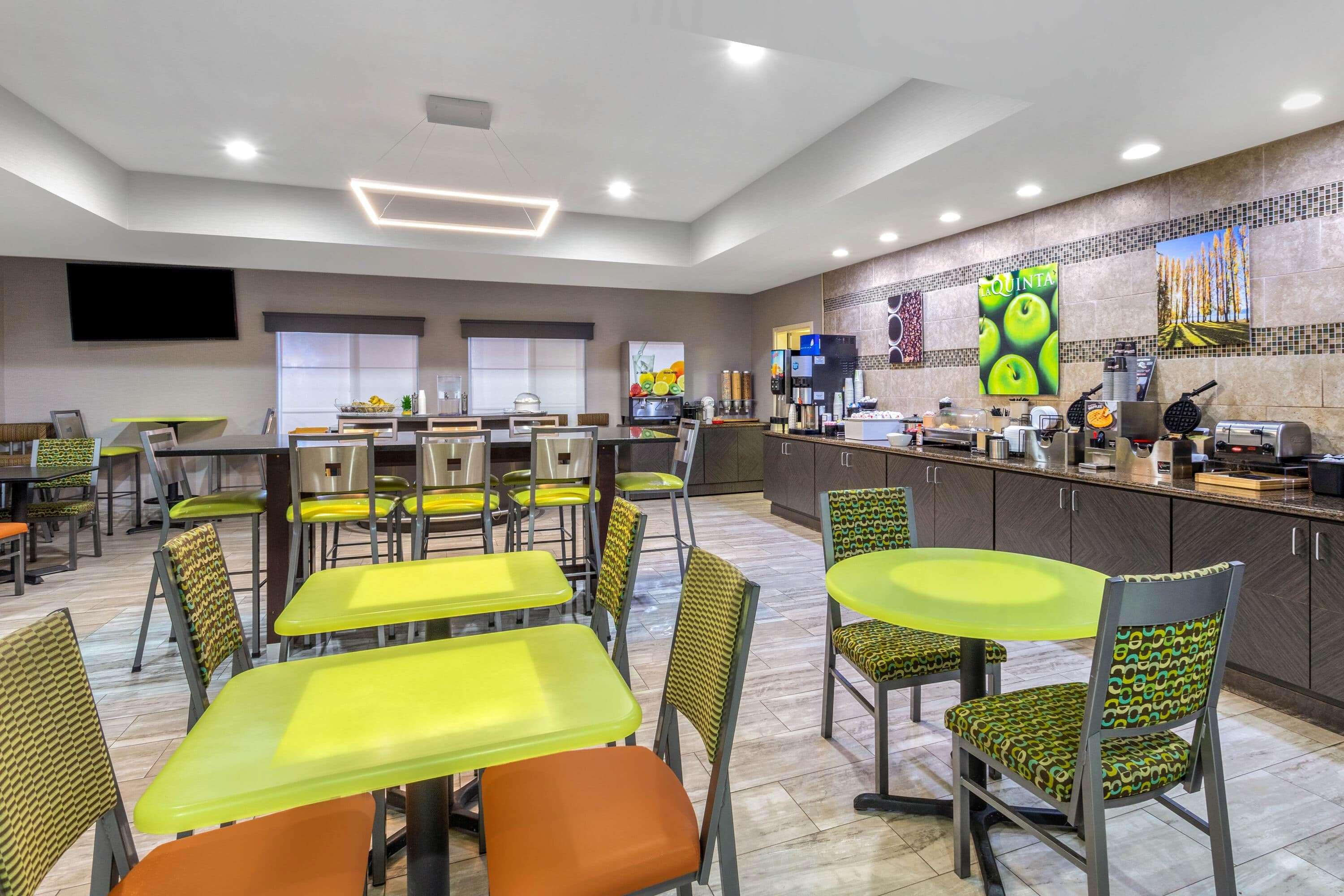 La Quinta Inn Suites Columbus Edinburgh