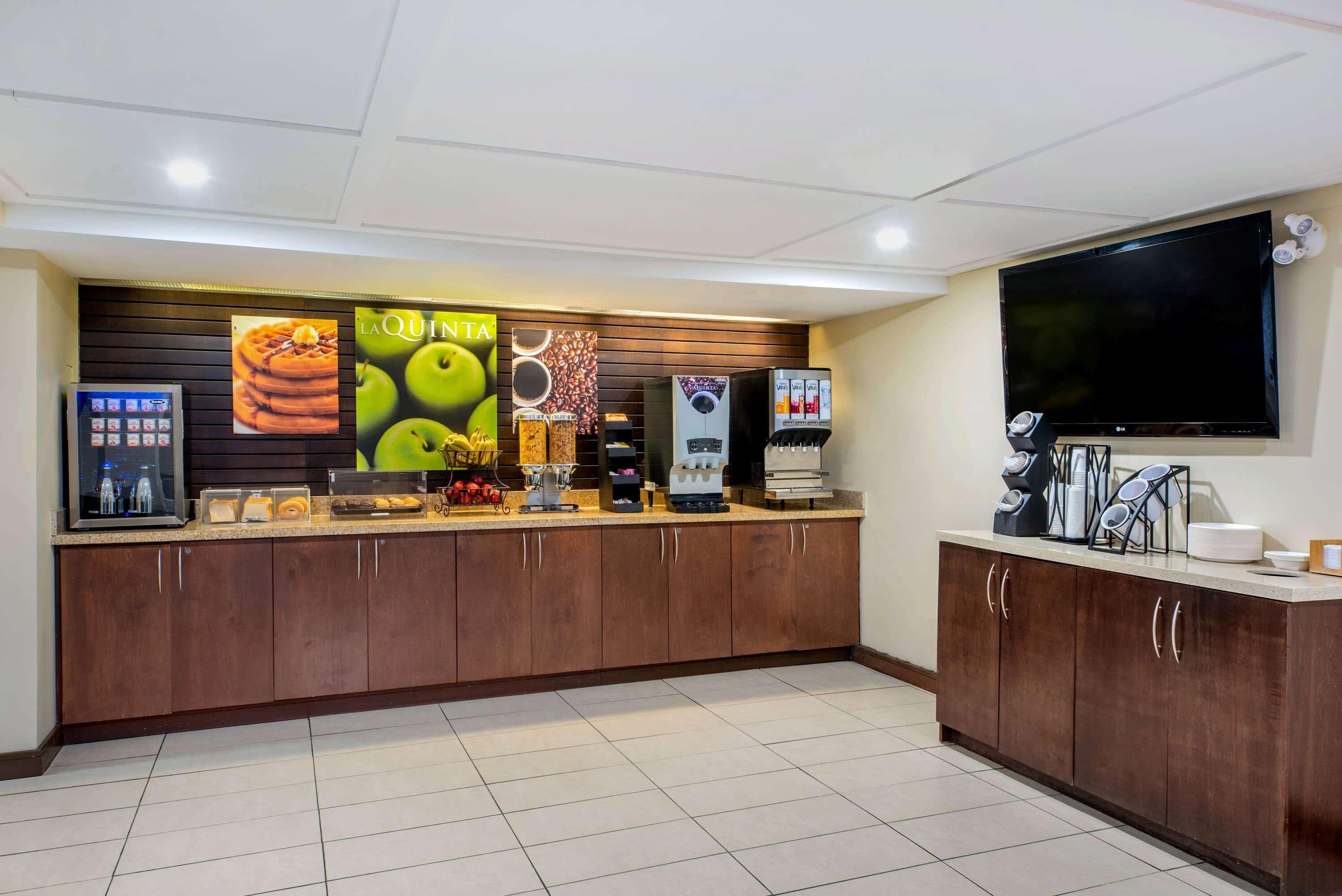 La Quinta Inn Suites By Wyndham Oshawa