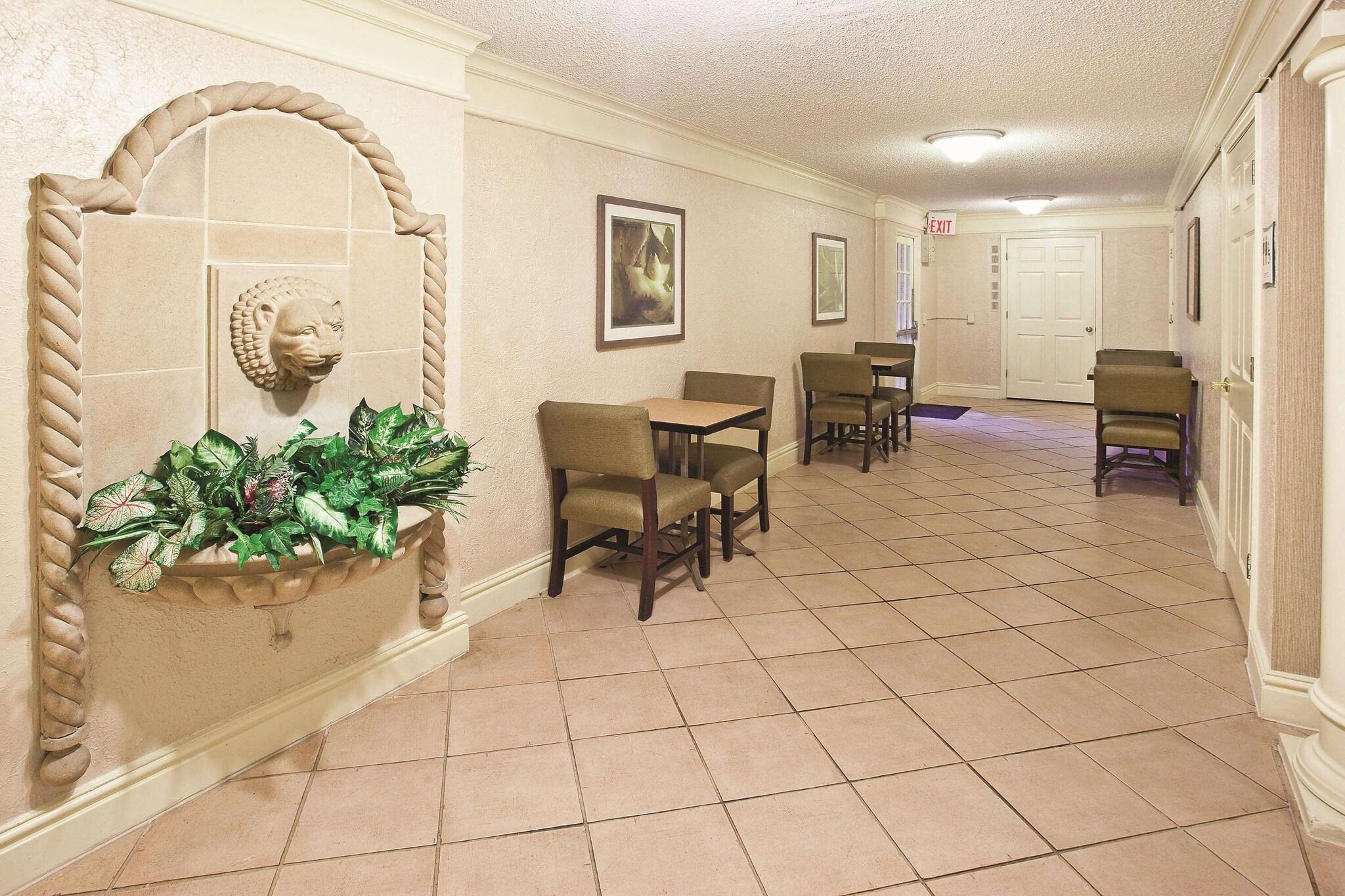 Howard Johnson By Wyndham Columbus Fort Moore