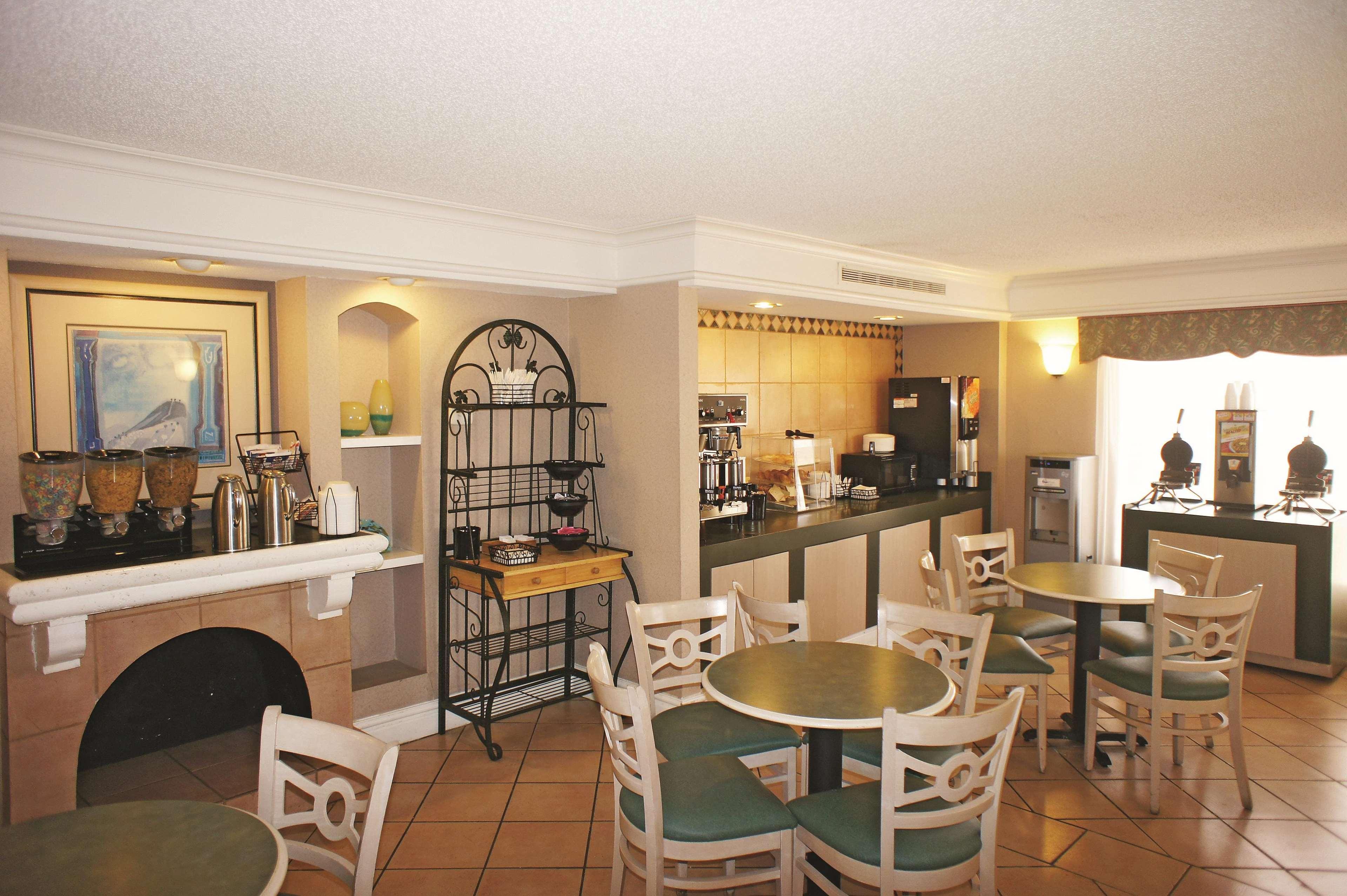 La Quinta Inn By Wyndham Kansas City Lenexa