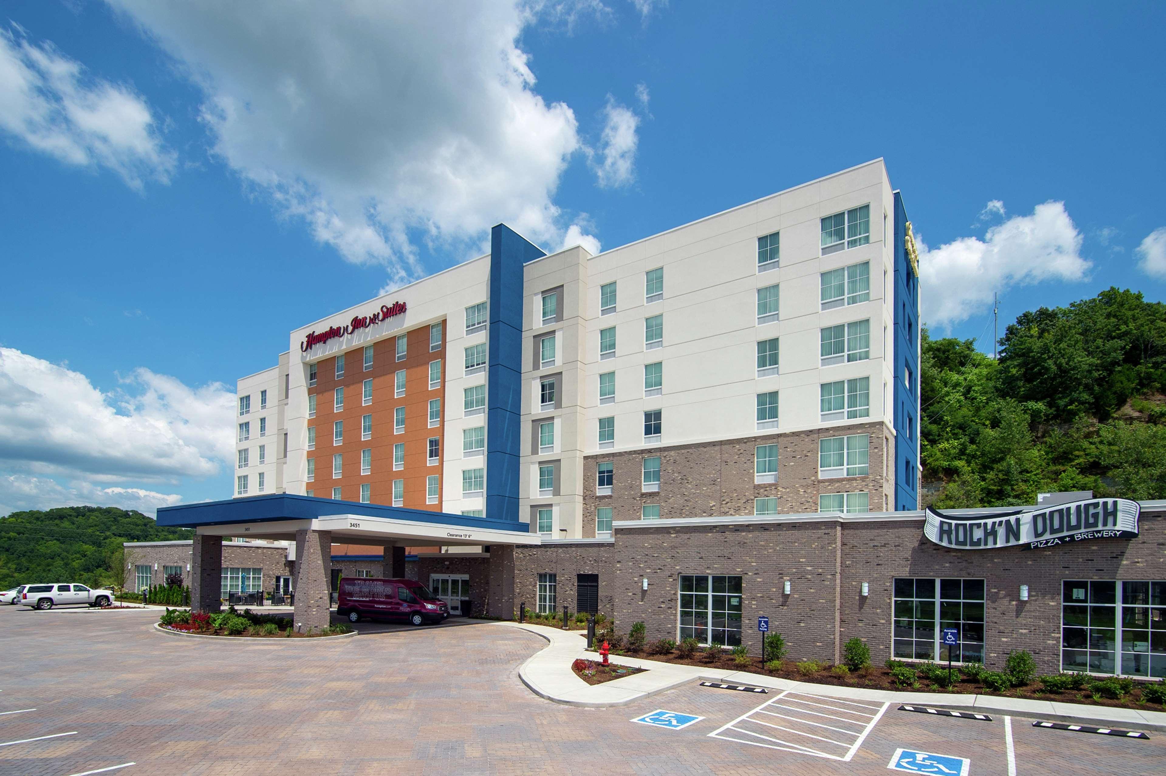 Hampton Inn & Suites Nashville North Skyline image