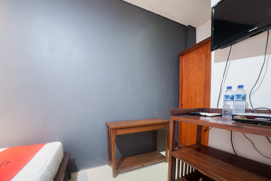 RedDoorz Plus near Green Pramuka Square Mall