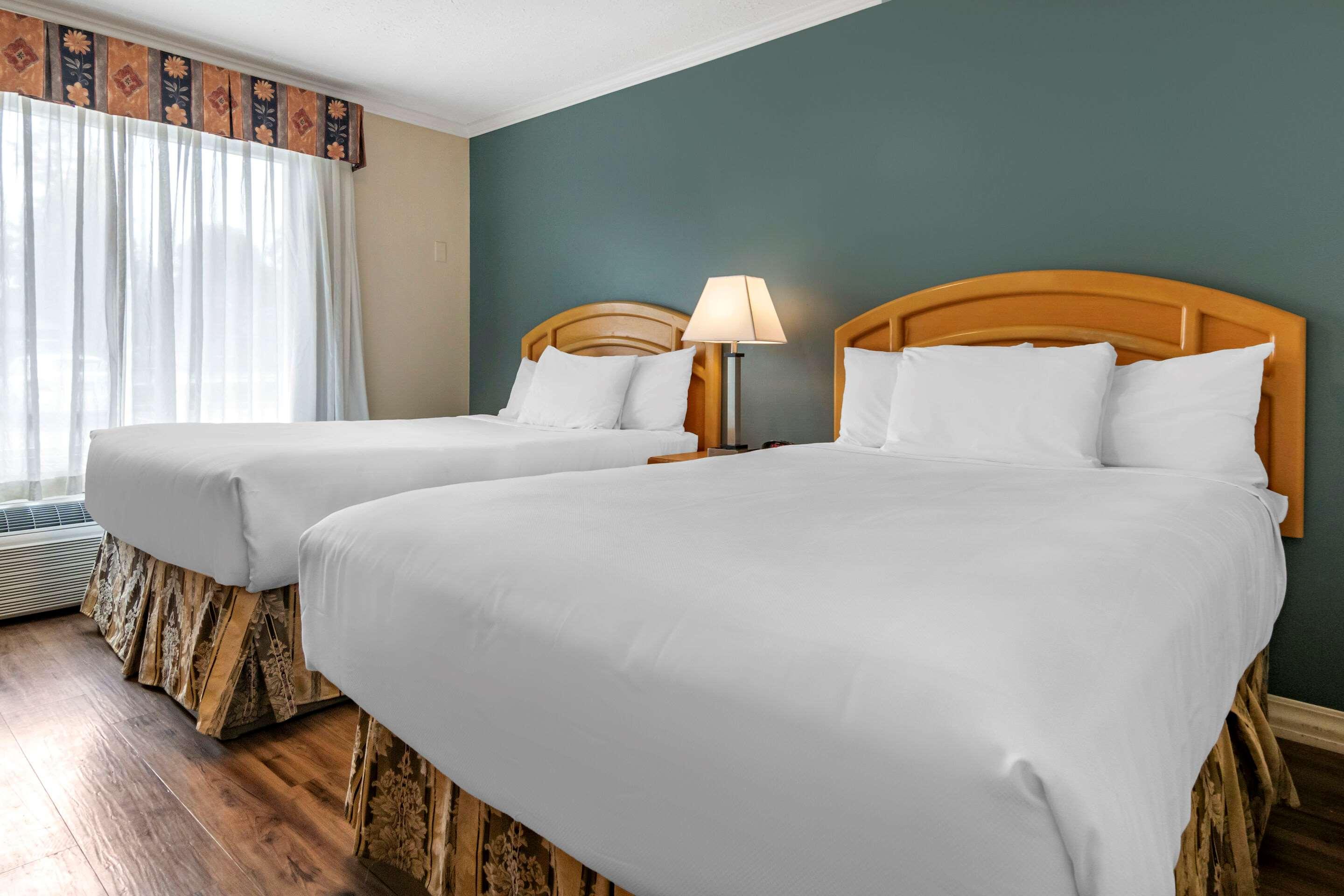 Econo Lodge Inn & Suites Kelowna