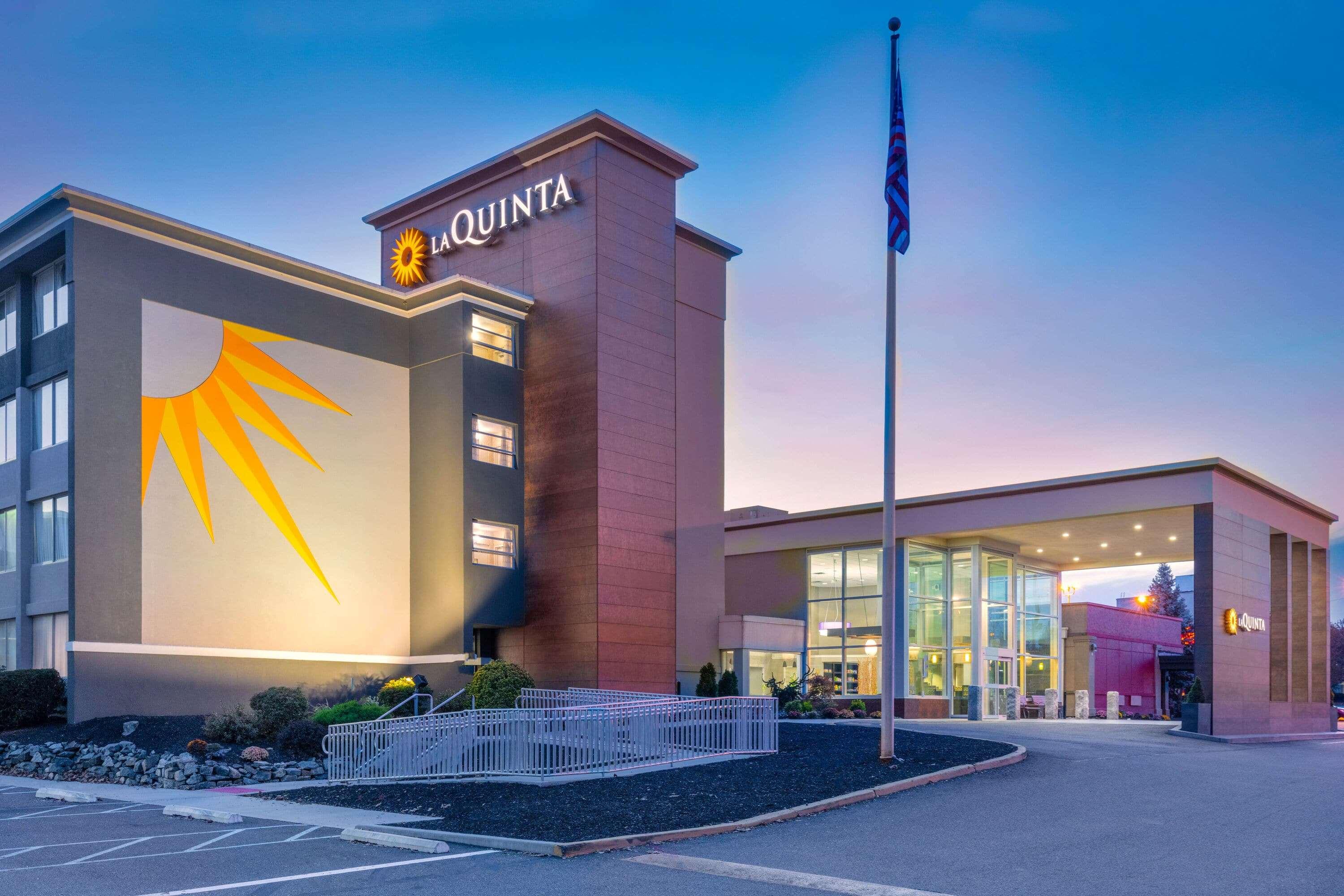 La Quinta Inn & Suites by Wyndham Clifton/Rutherford image