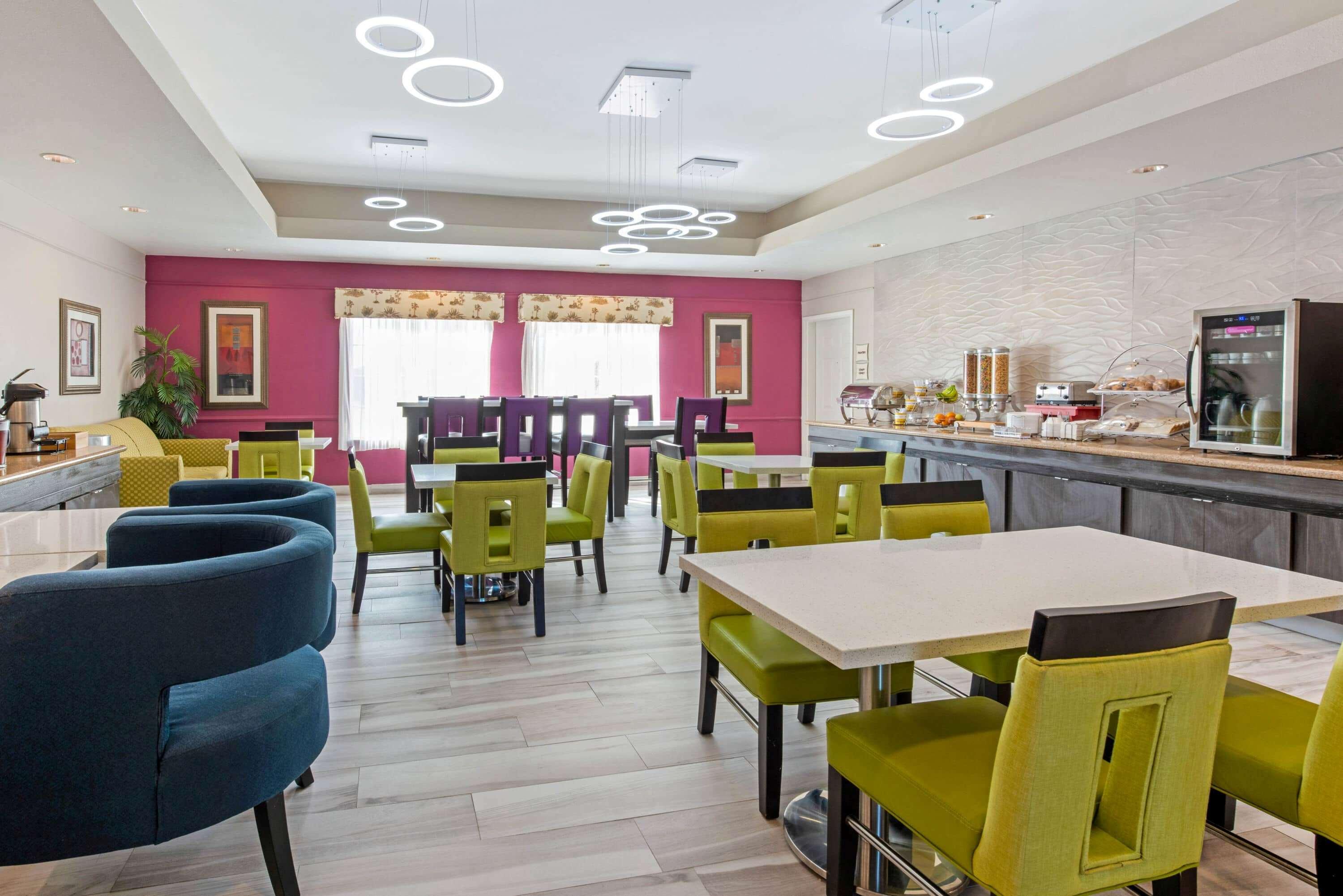 La Quinta Inn Suites By Wyndham Winnie