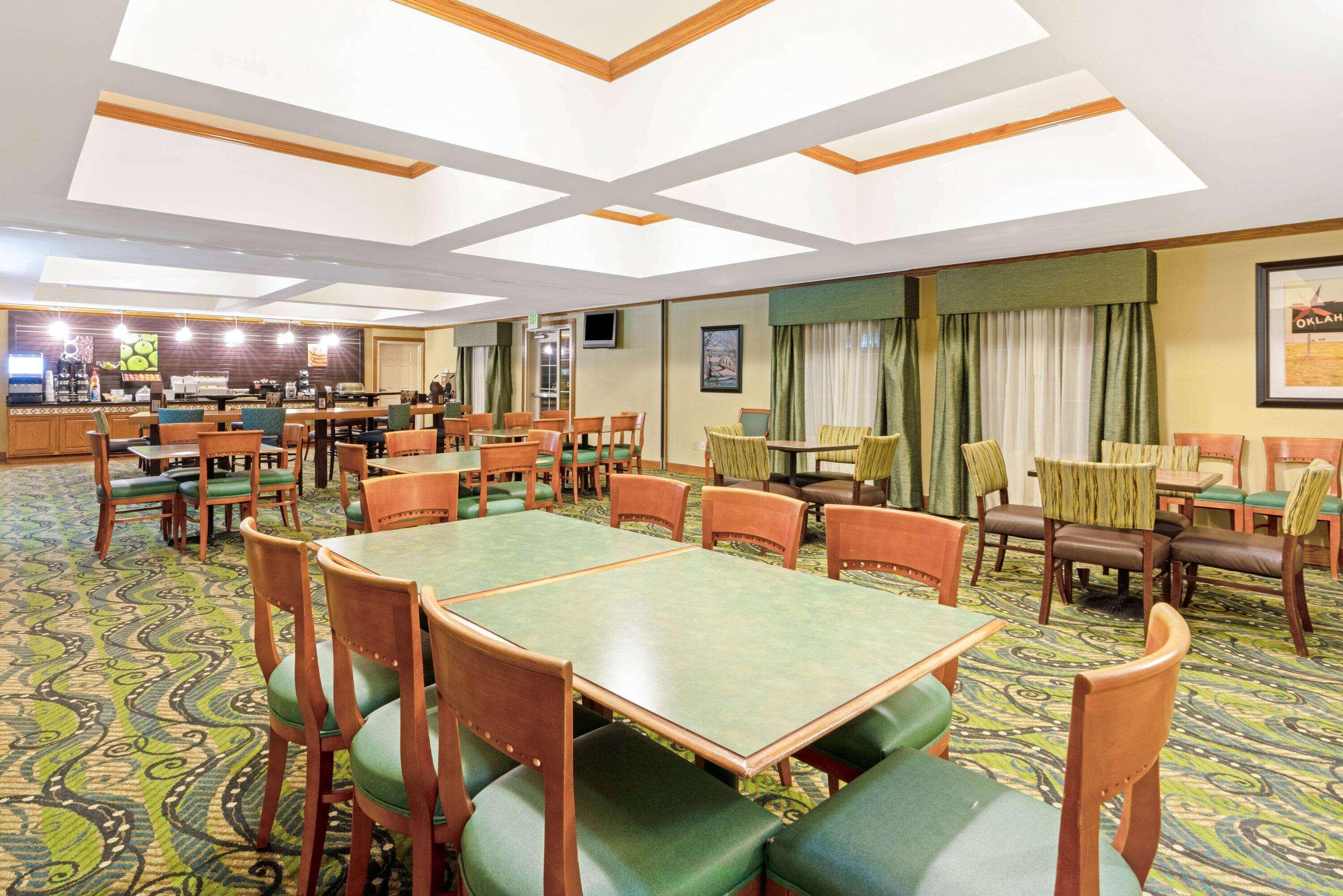 La Quinta Inn Suites By Wyndham Shawnee