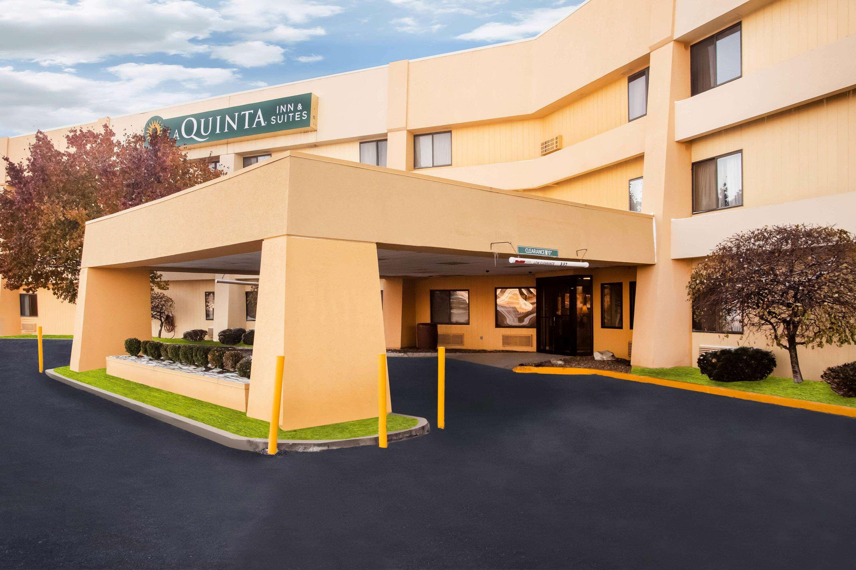 La Quinta Inn & Suites by Wyndham Columbia image