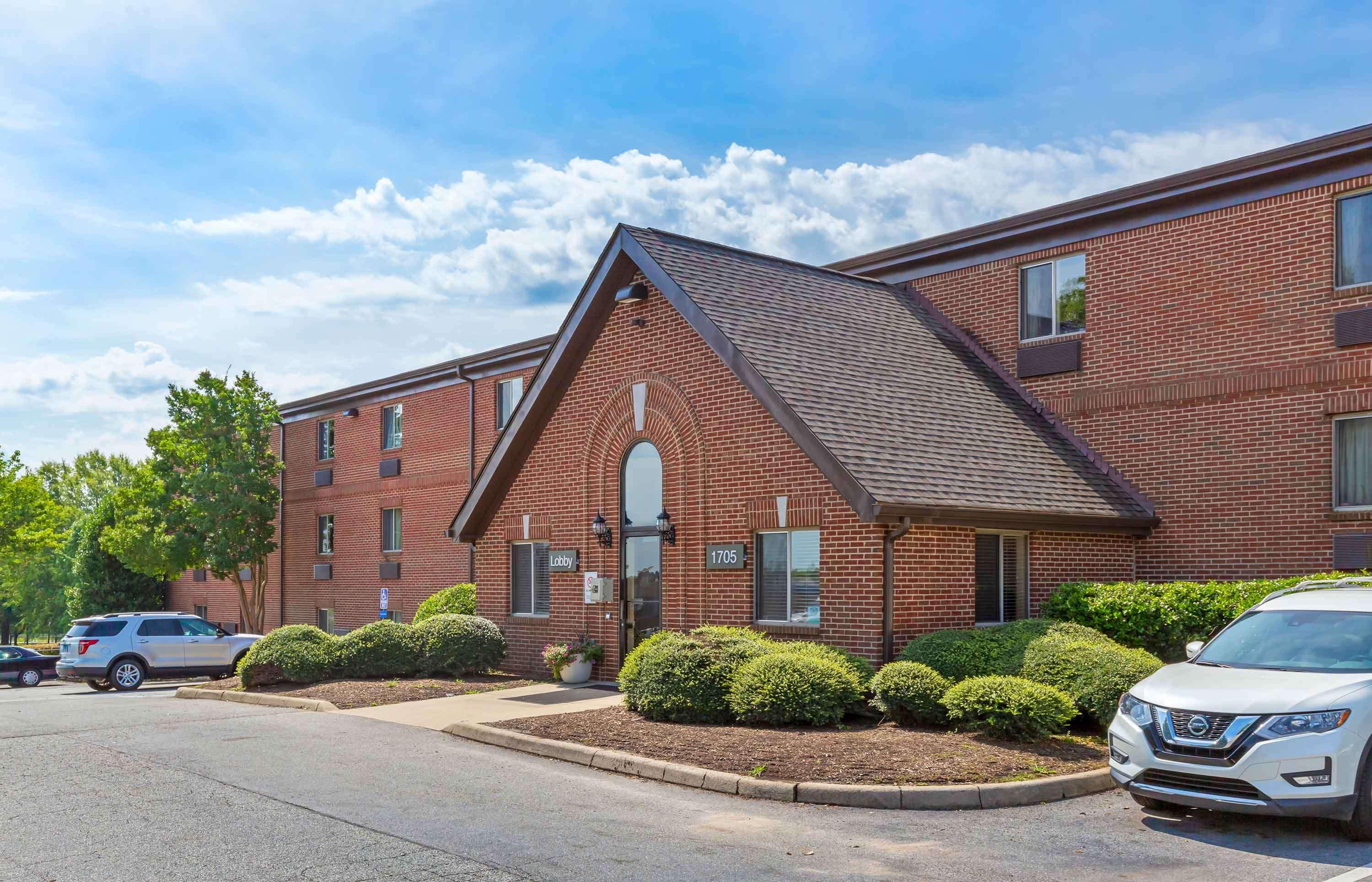 HomeTowne Studios & Suites Greensboro