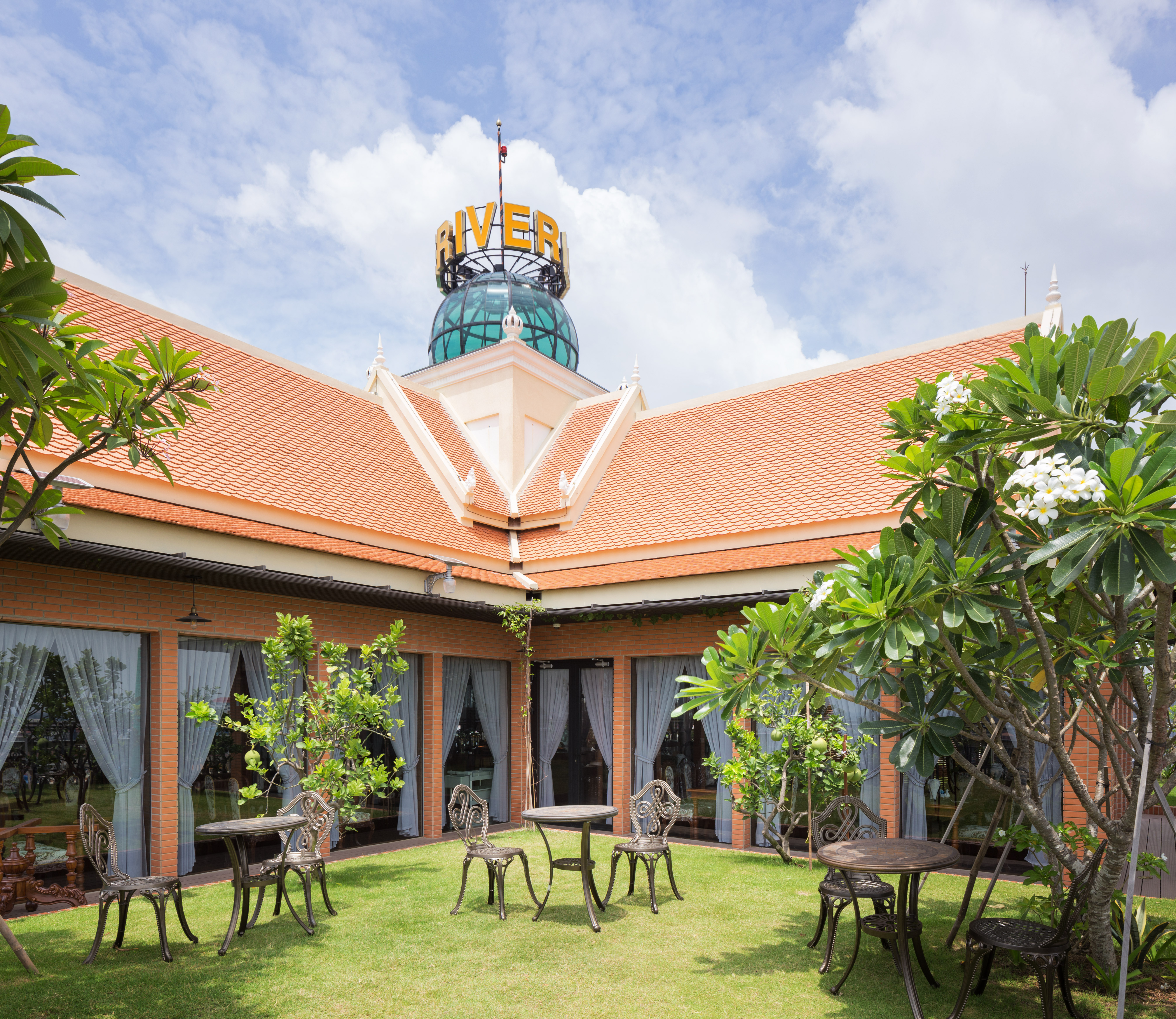 Le Castle River Hotel & Apartment