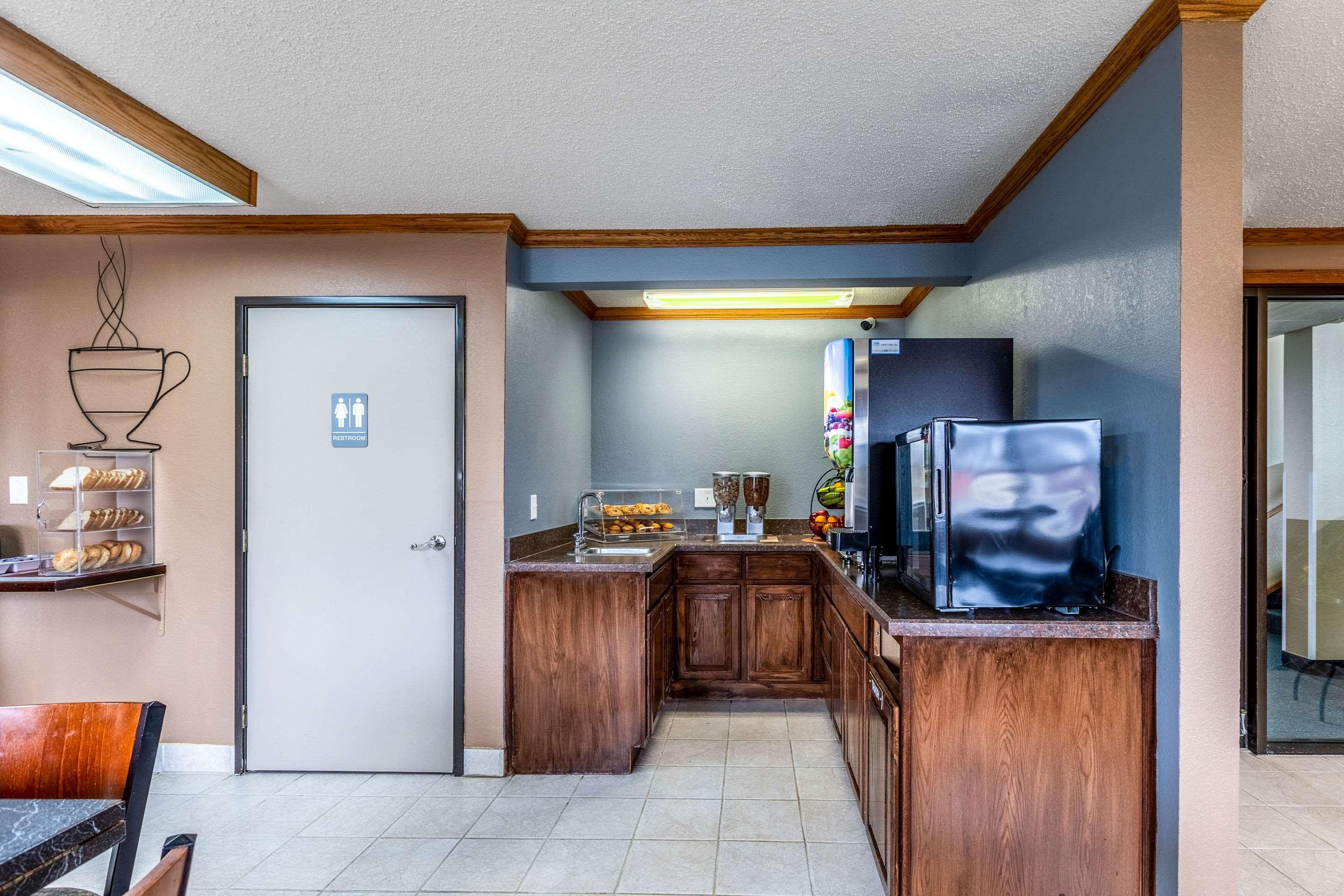 Econo Lodge Inn & Suites Auburn