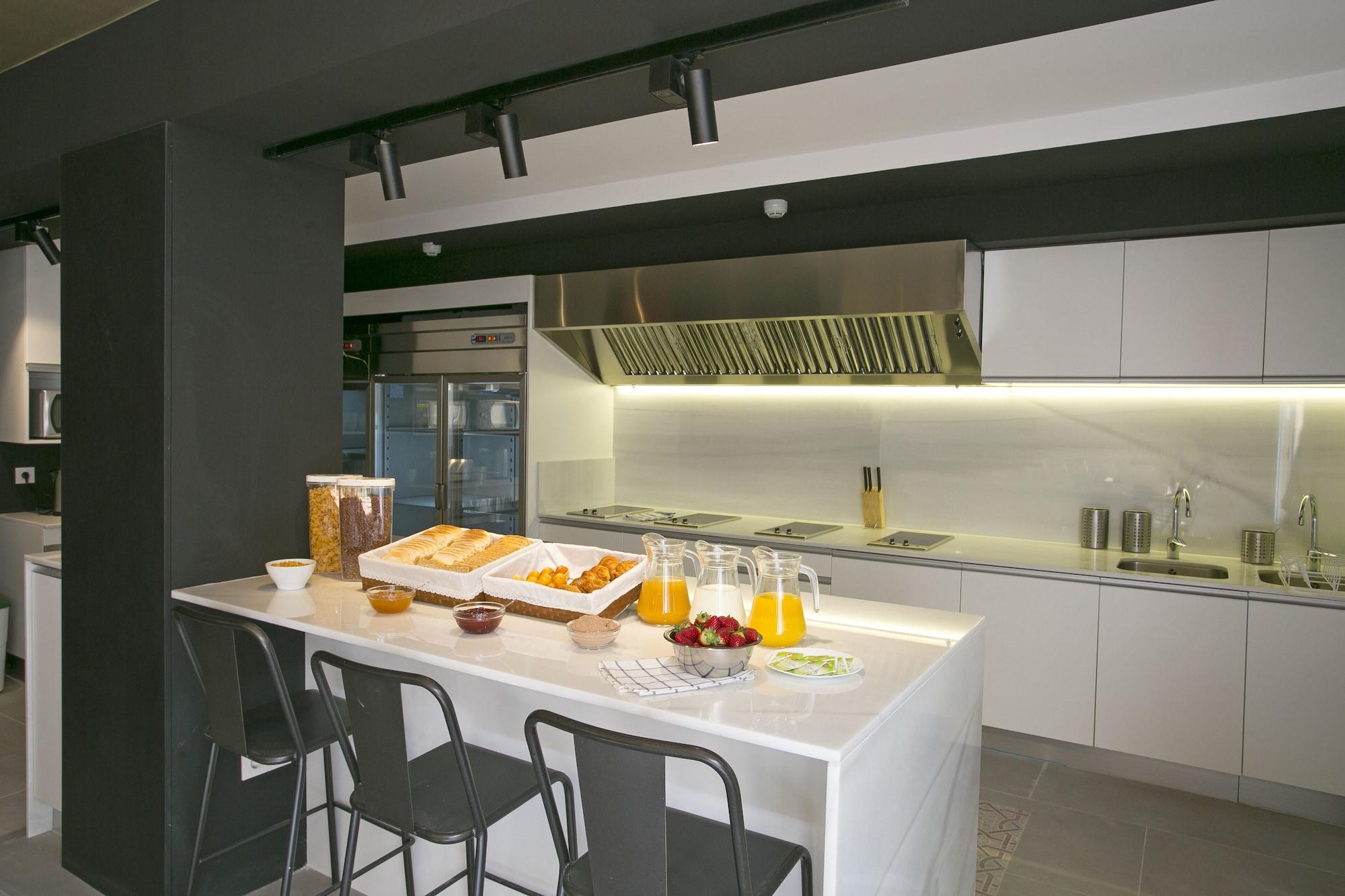Sant Jordi Hostels Rock Palace by null