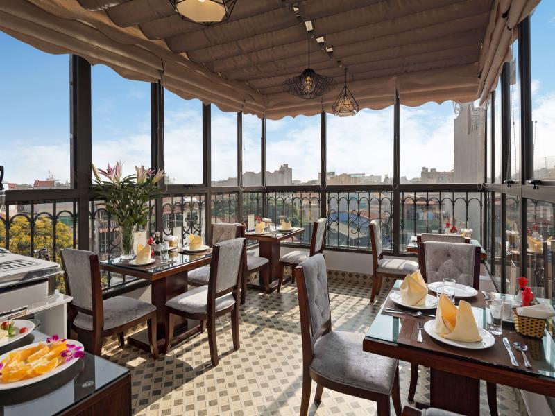 Golden Moon Suite Hotel