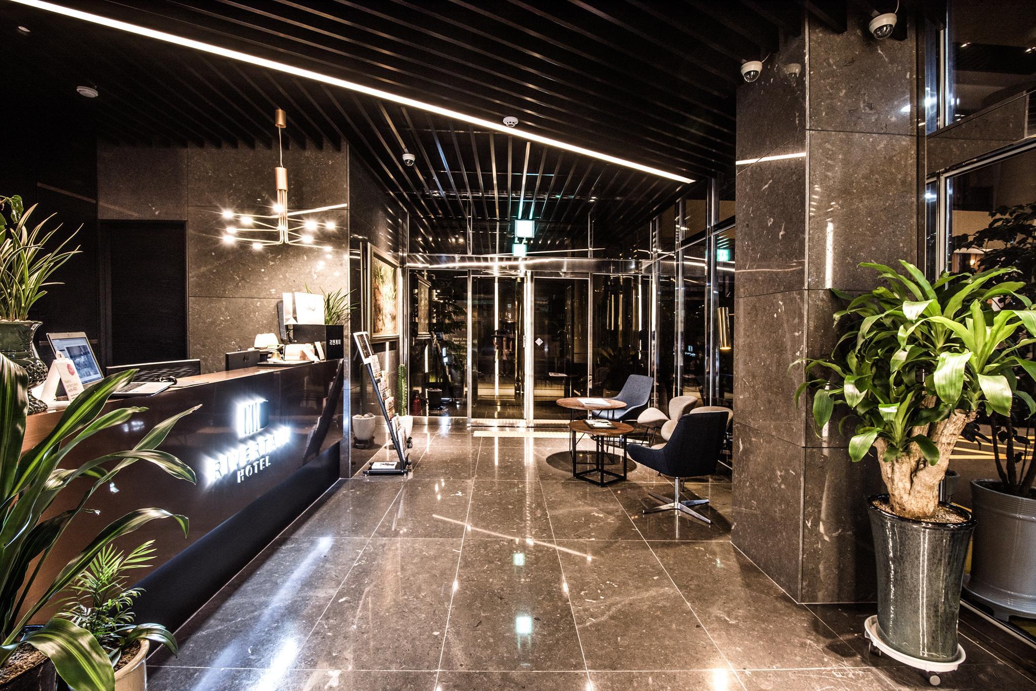 Rivertain Hotel