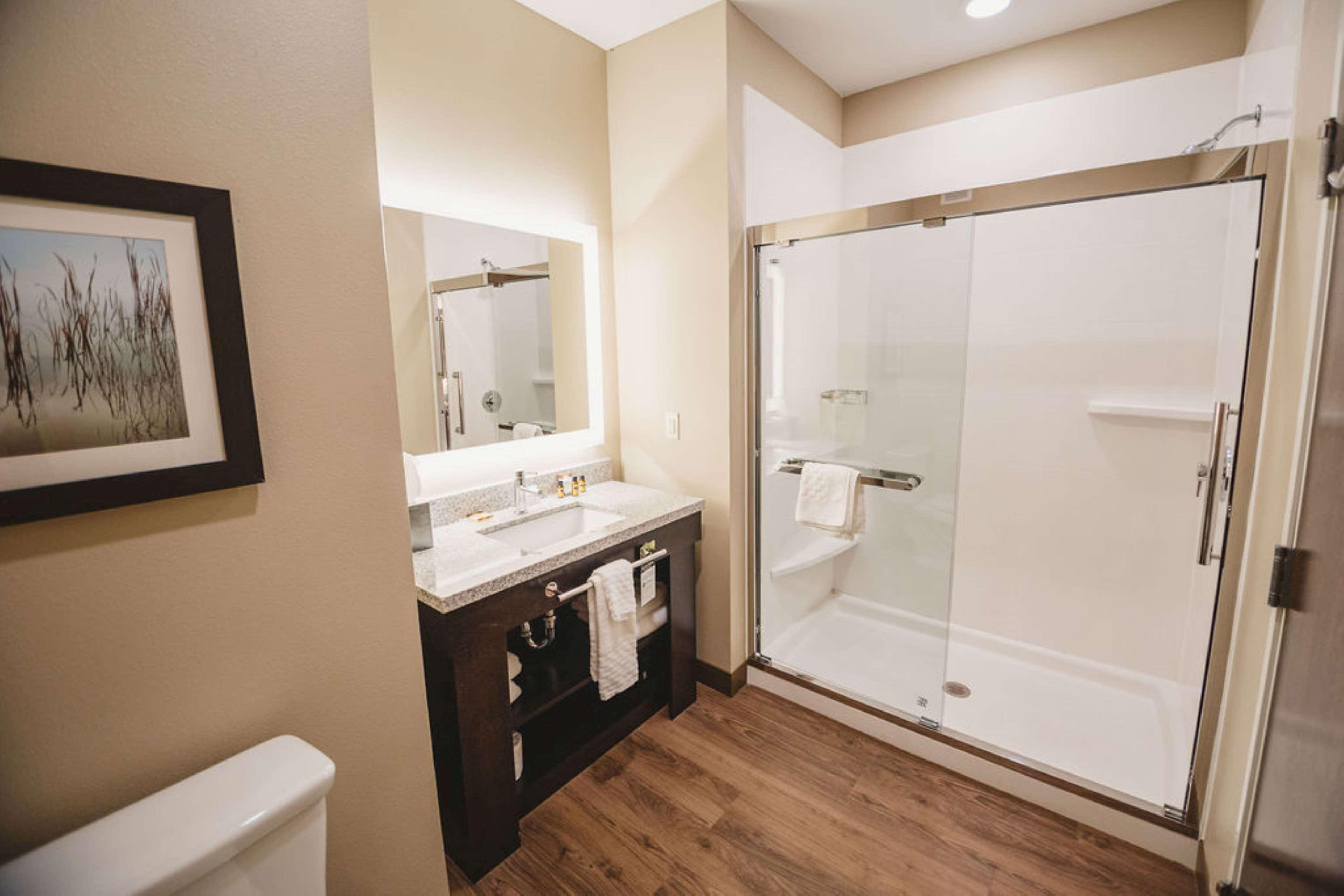 Best Western Plus Lakeview Hotel