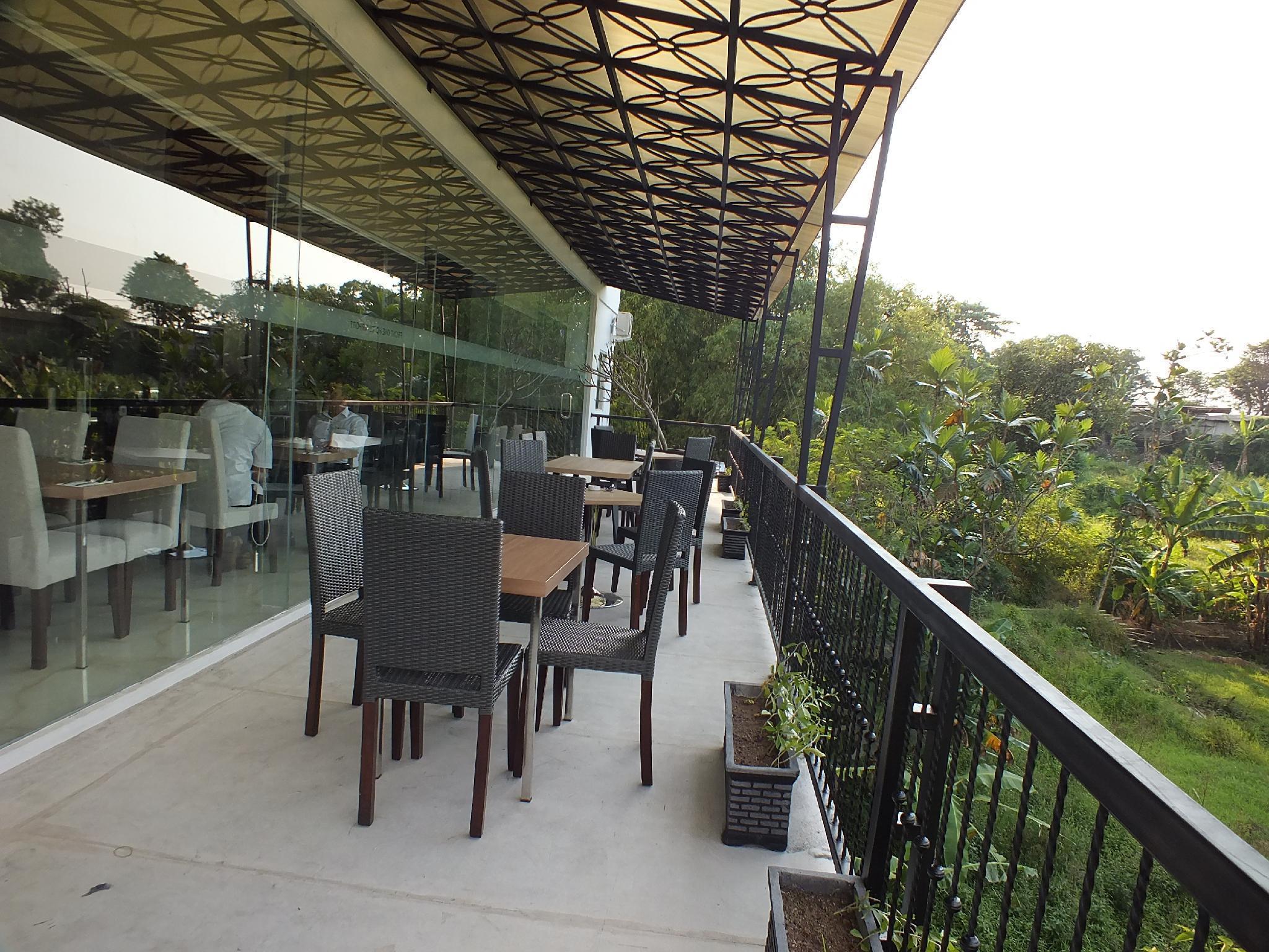 Front One Hotel Airport Solo