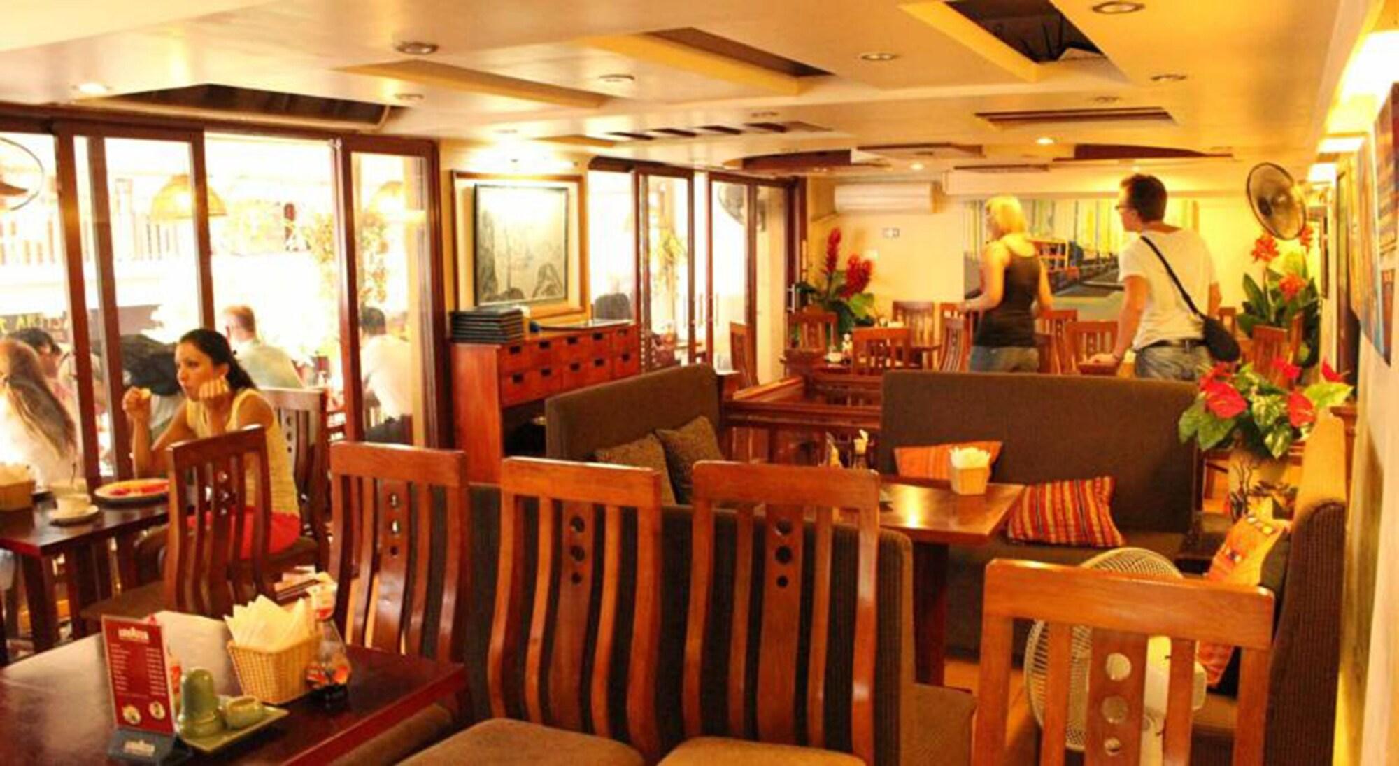 Holiday Lakeview Hotel
