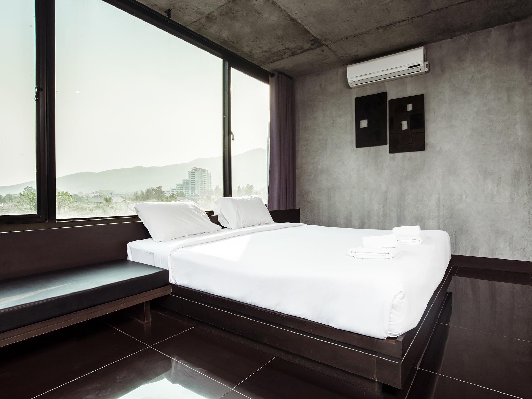 B2 Black Hotel