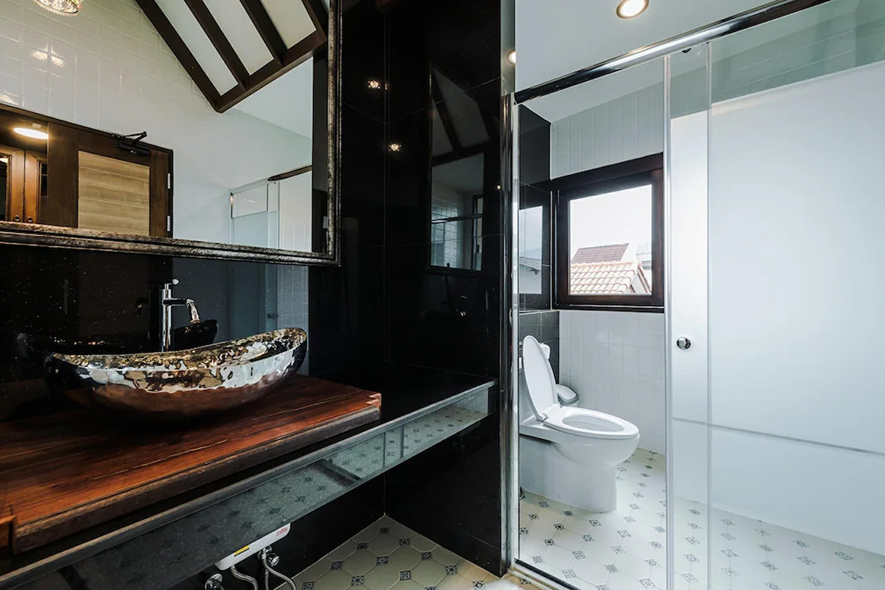 33 Poshtel by ZUZU
