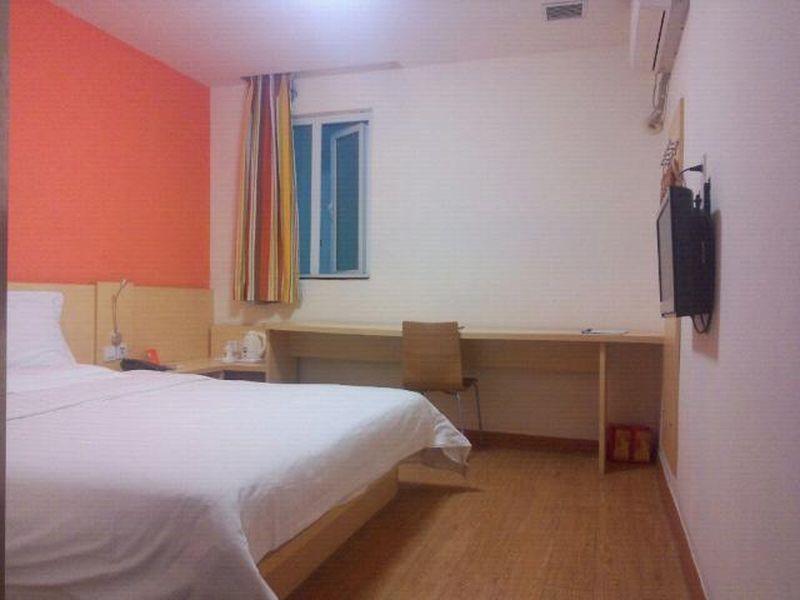 7 Days INN Shanghai South Xizang Road Subway Stati