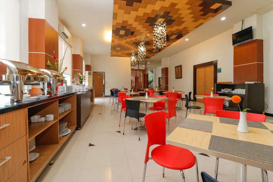 RedDoorz Plus near Pantai Losari