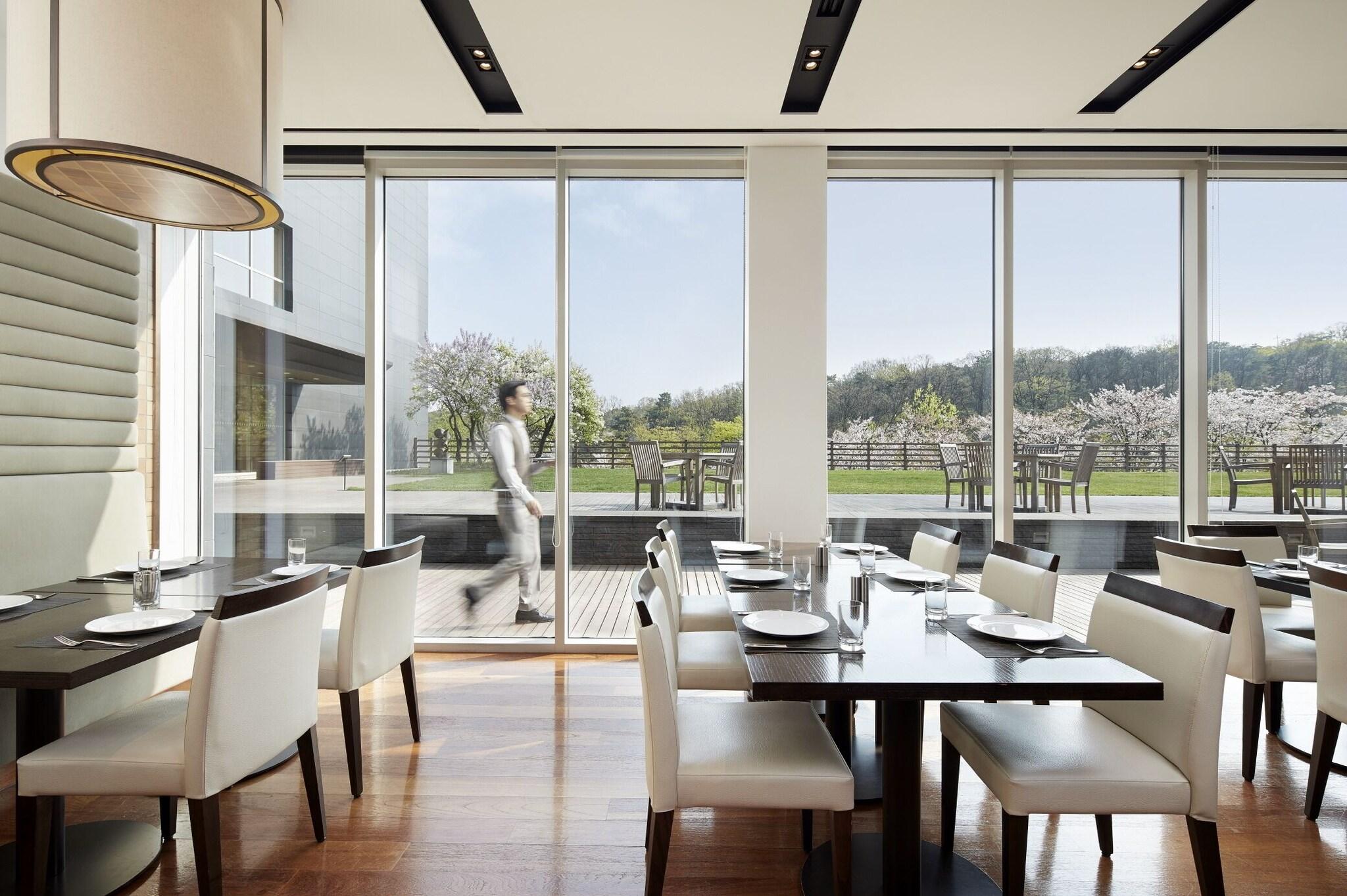 Rolling Hills Hotel