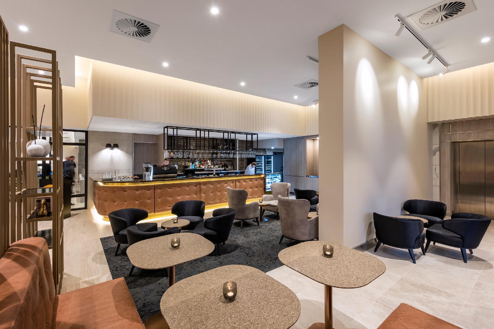 DECO HOTEL