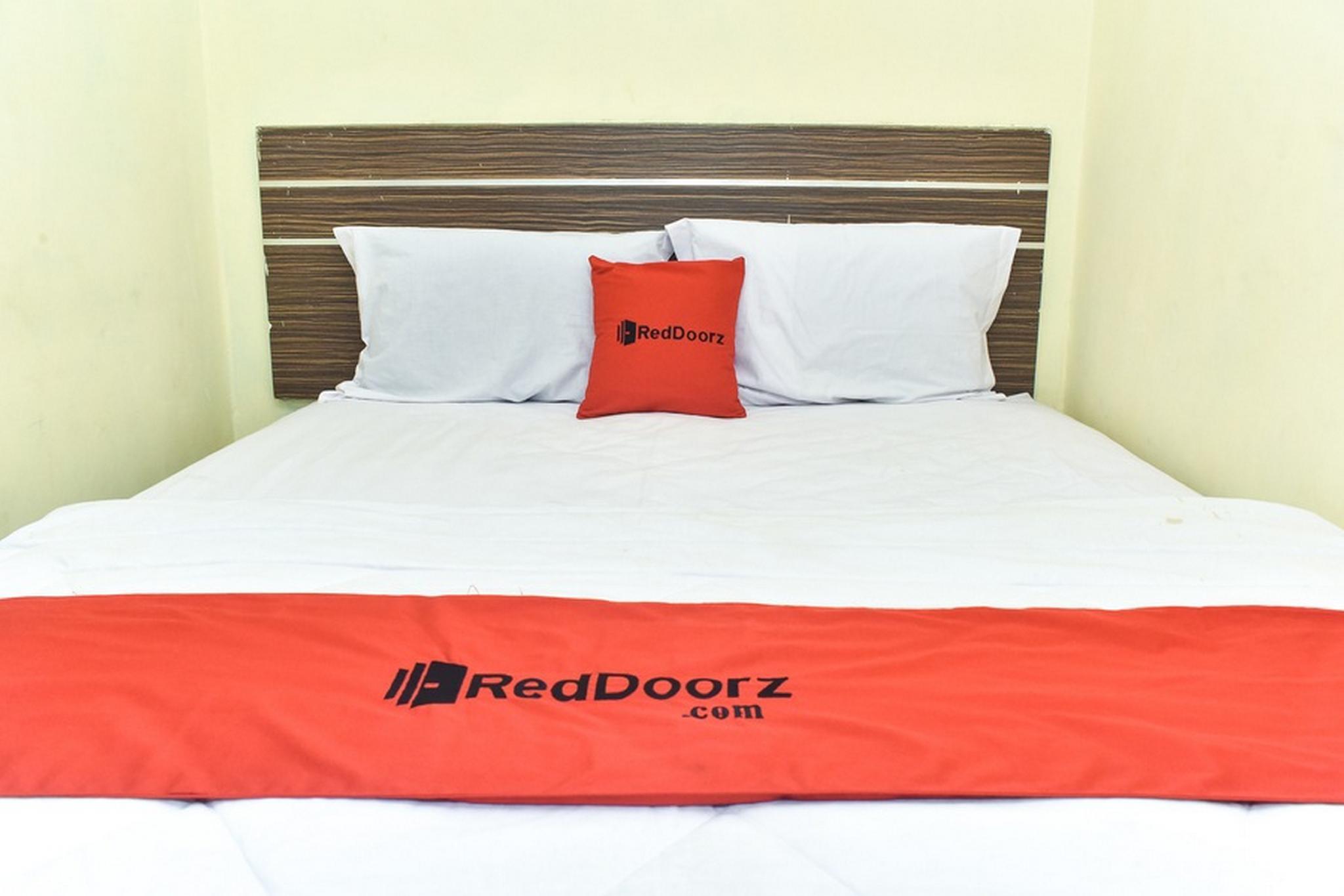 RedDoorz Syariah near Pantai Losari 3
