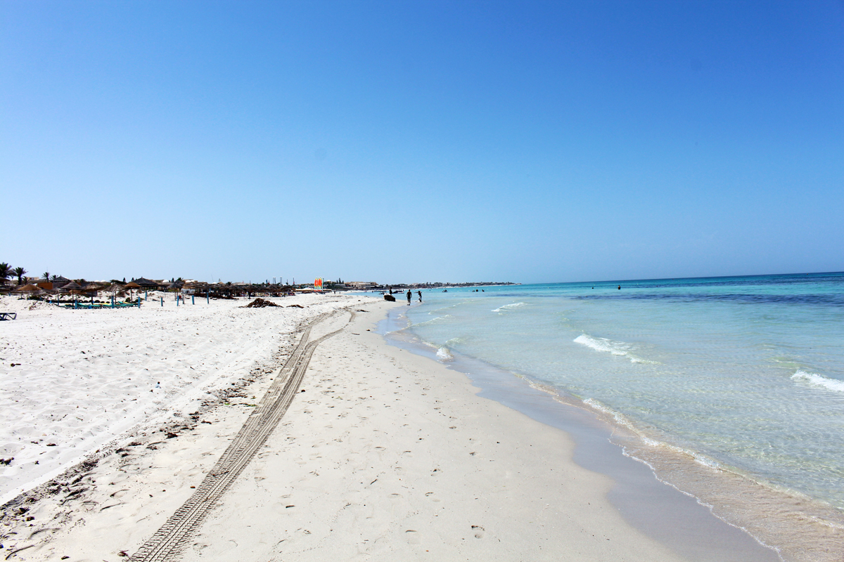 Foto van Sir Mehrez beach met wit zand oppervlakte