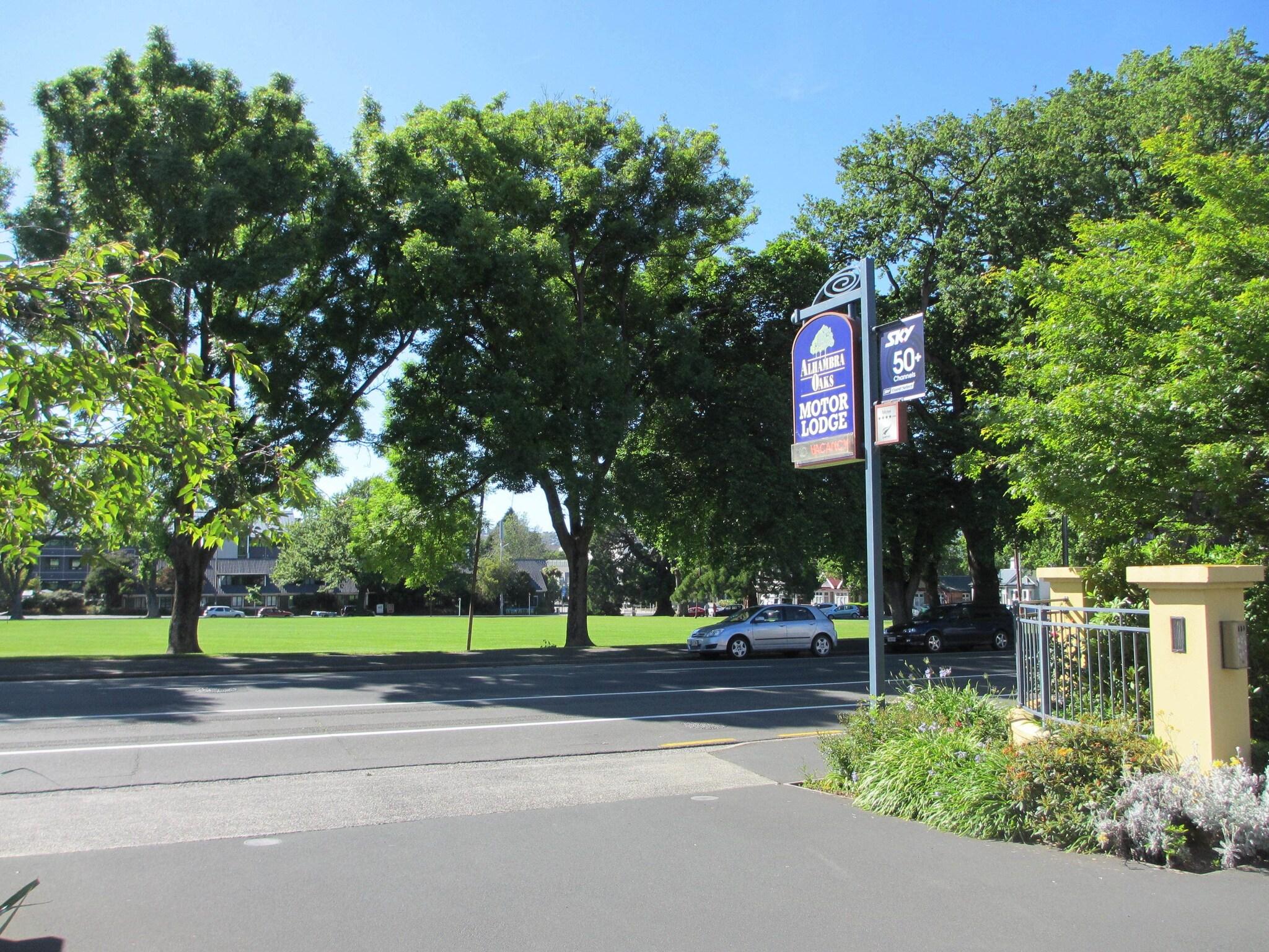 Alhambra Oaks Motor Lodge by null