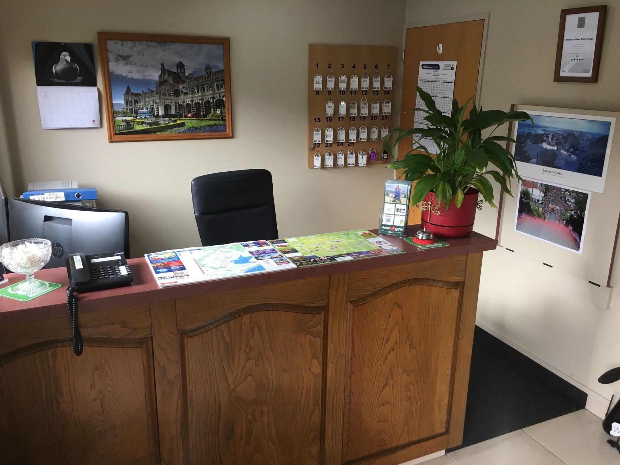 Alhambra Oaks Motor Lodge by null