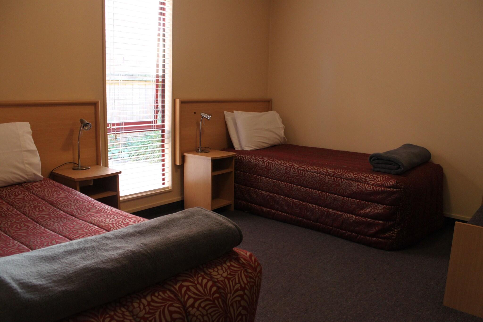 Alhambra Oaks Motor Lodge by null