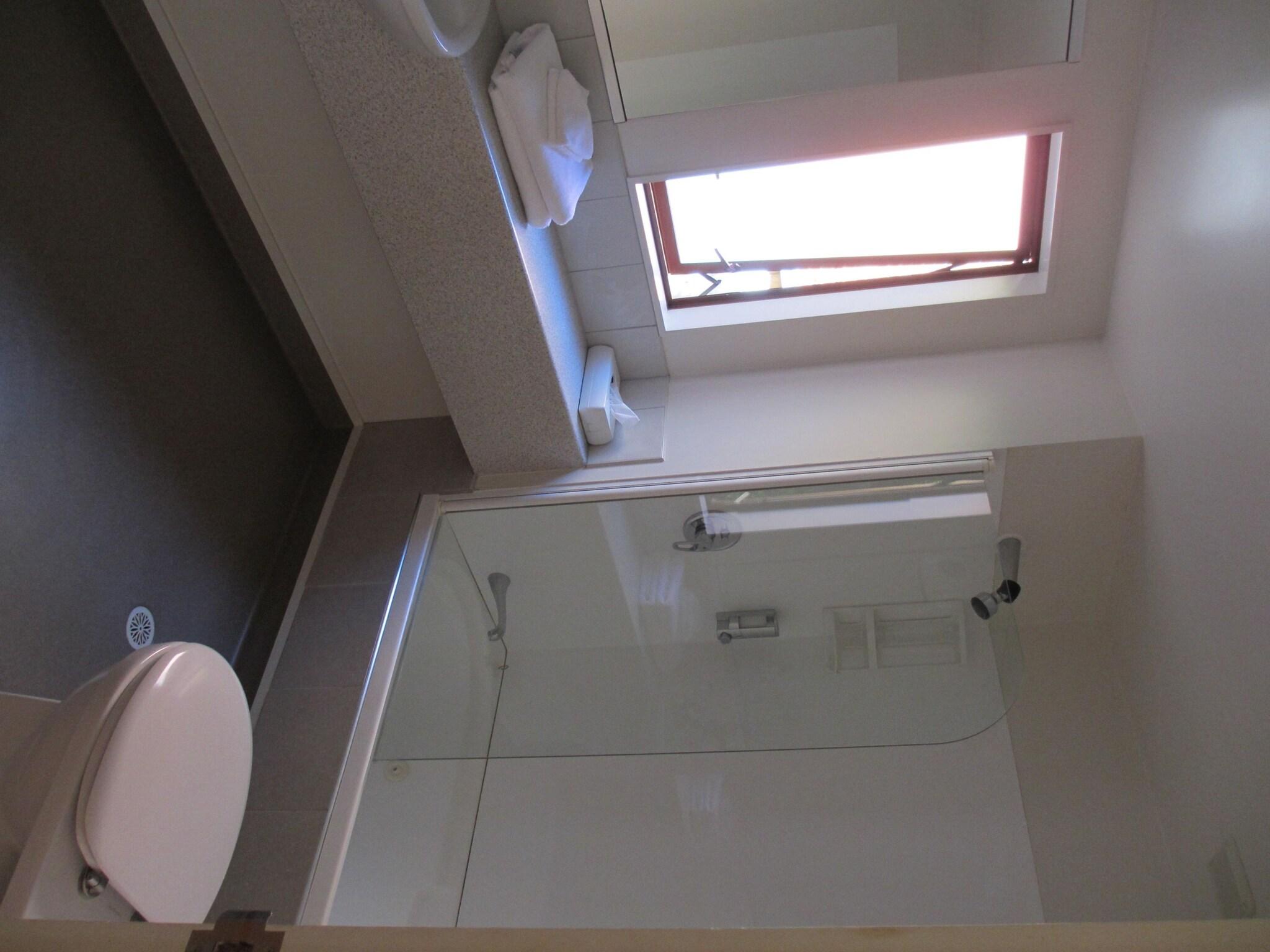 Alhambra Oaks Motor Lodge by null