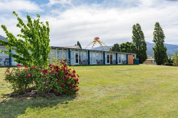 Riverfront Motel & Villas