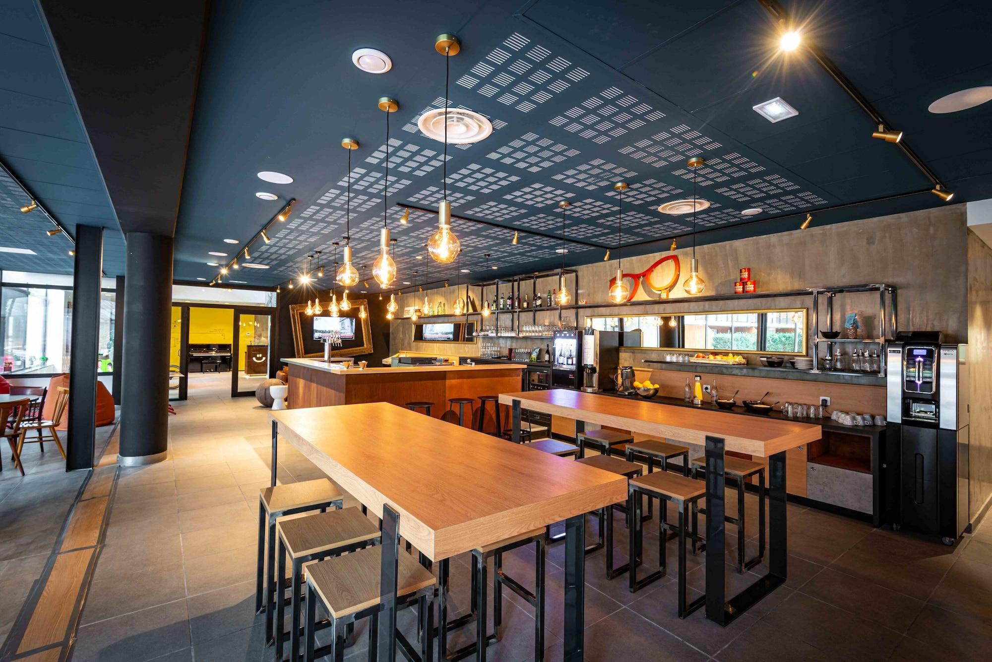 Résidence étudiants / affaires LE HUB by null