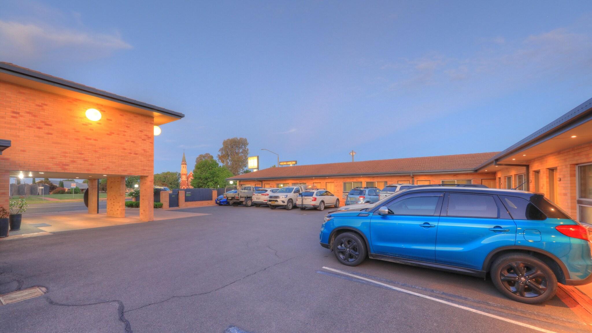 Cousins Motor Inn by null