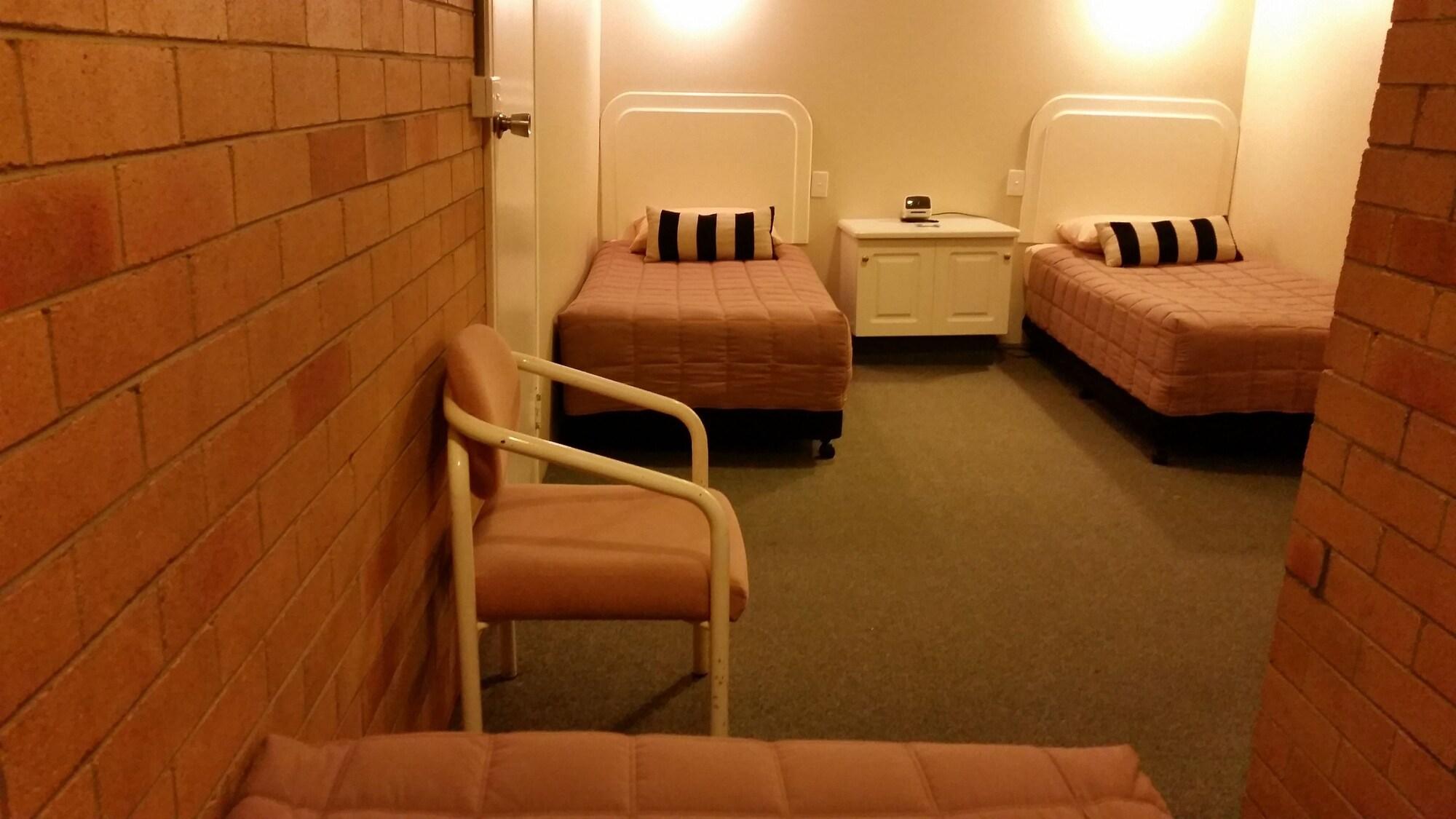 Cousins Motor Inn by null