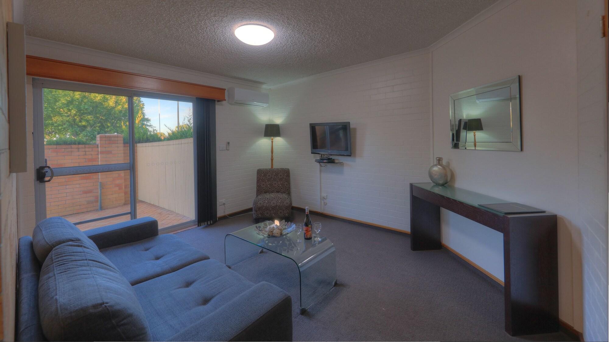 Cousins Motor Inn by null