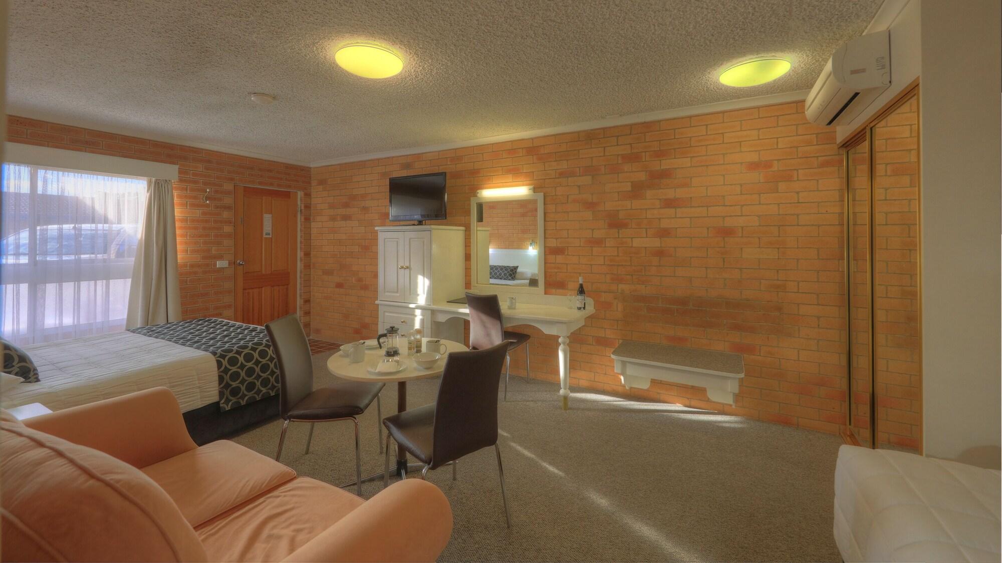 Cousins Motor Inn by null